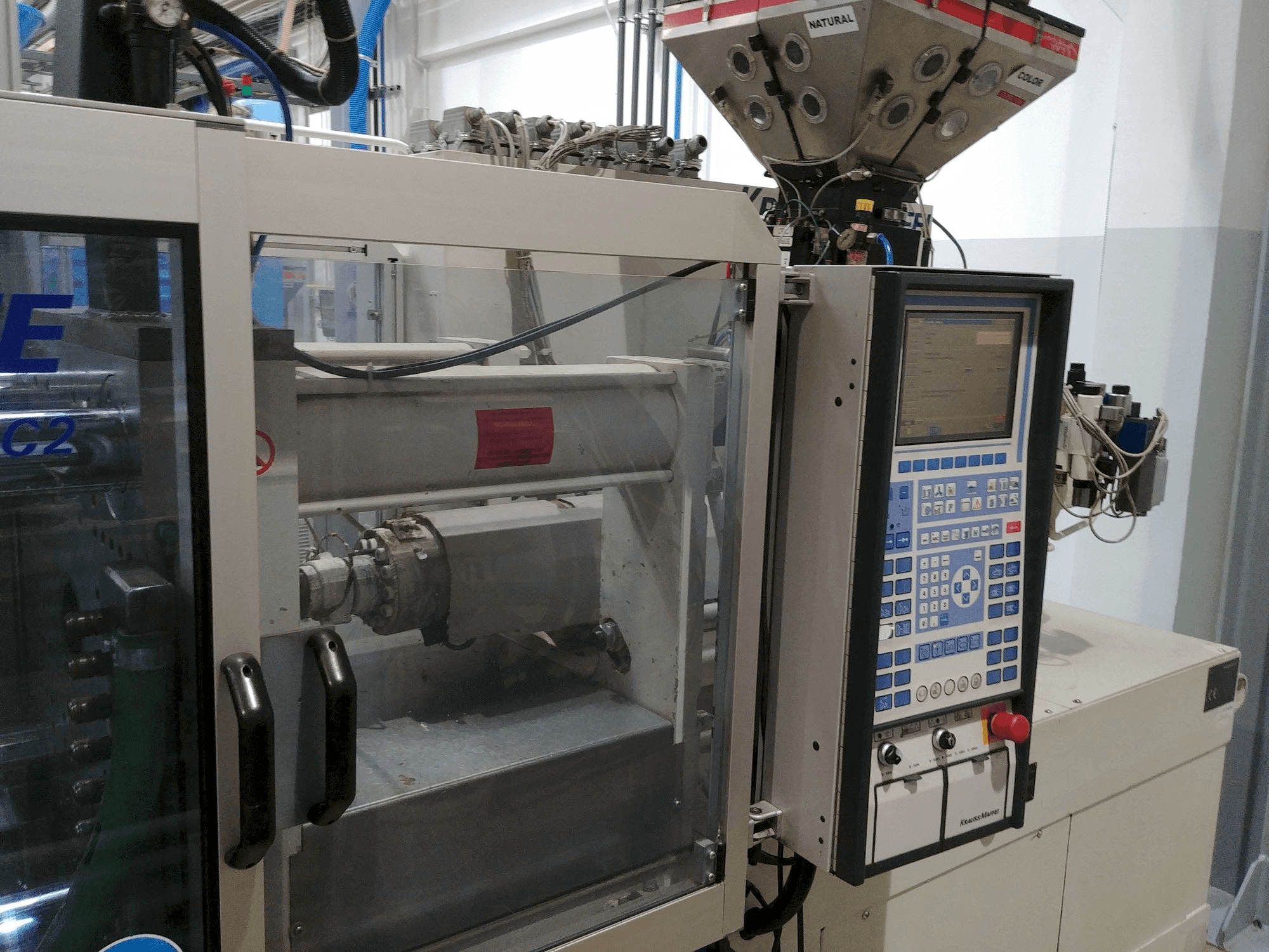 Levý pohled na Krauss Maffei KM 80-220 C stroj