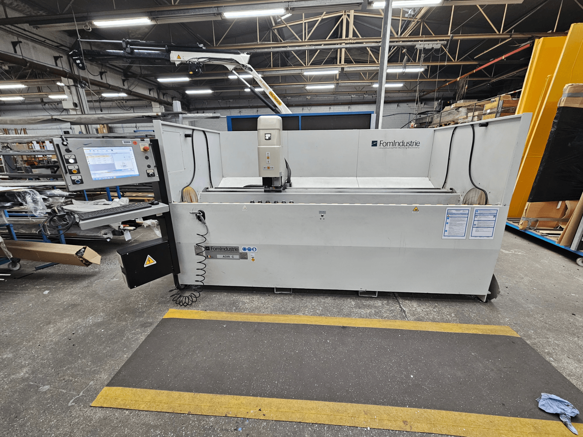 Vertikální obráběcí centrum FomIndustrie ADIR C v dílně, čelní pohled na ovládací panel a detaily stroje.