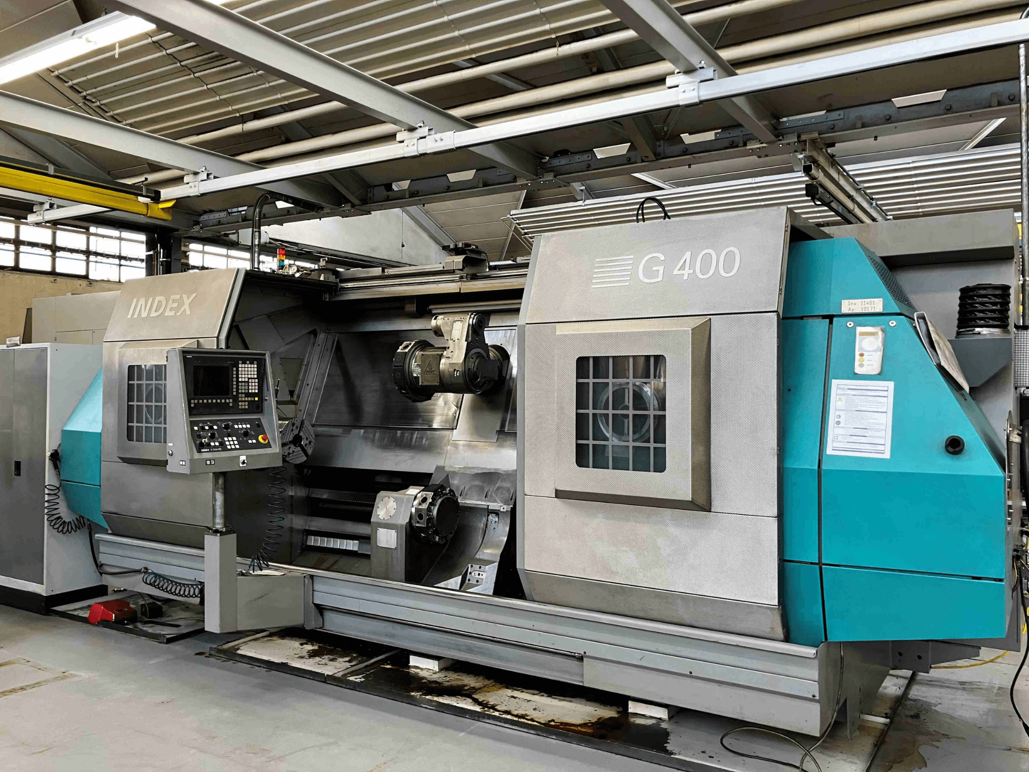 CNC soustruh INDEX G400, pohled zepředu, s ovládacím panelem s numerickým displejem a dvojitým vřetenem pro přesné obrábění.