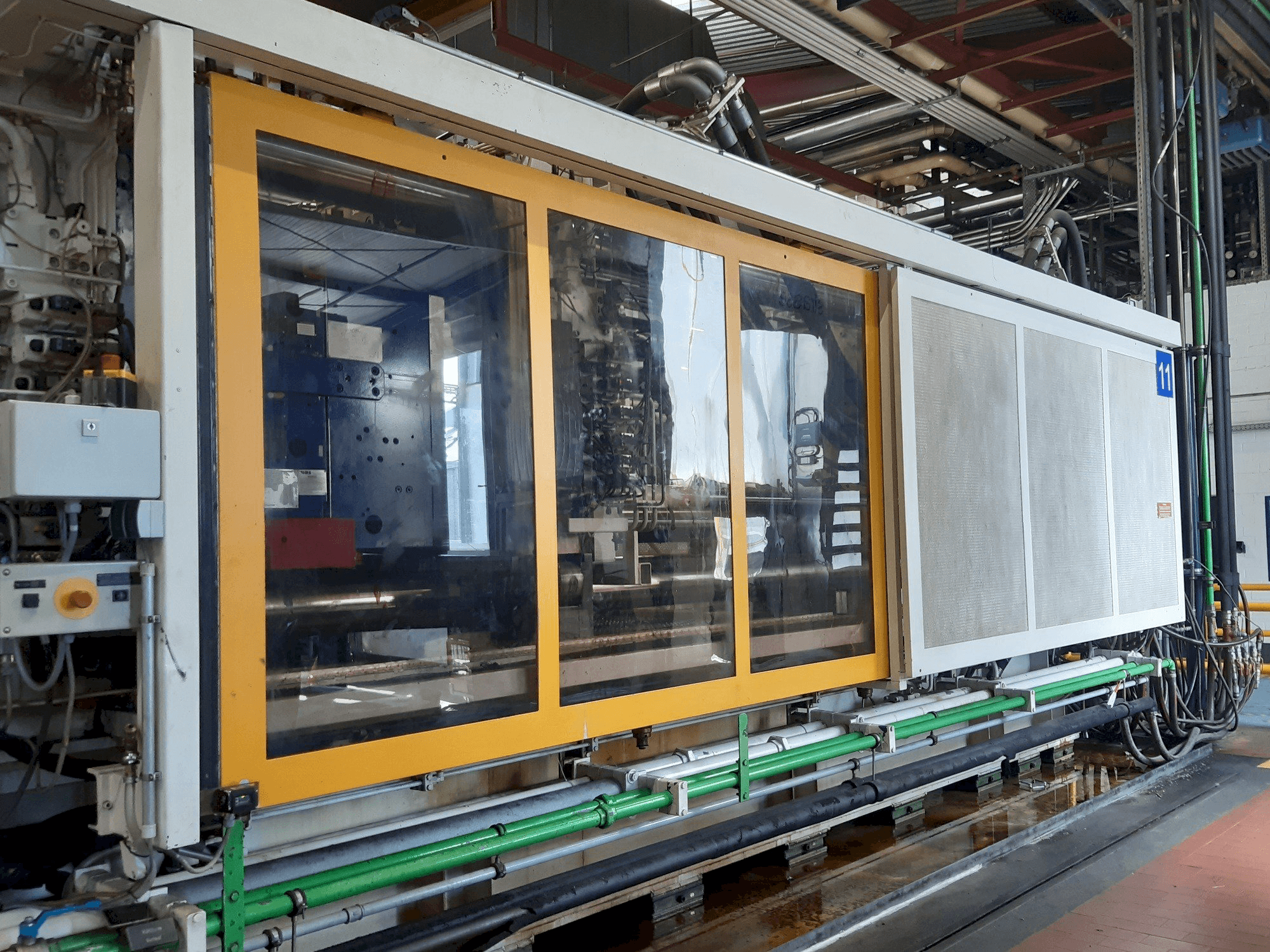 Čelní pohled na Krauss Maffei 1300-8000 M stroj