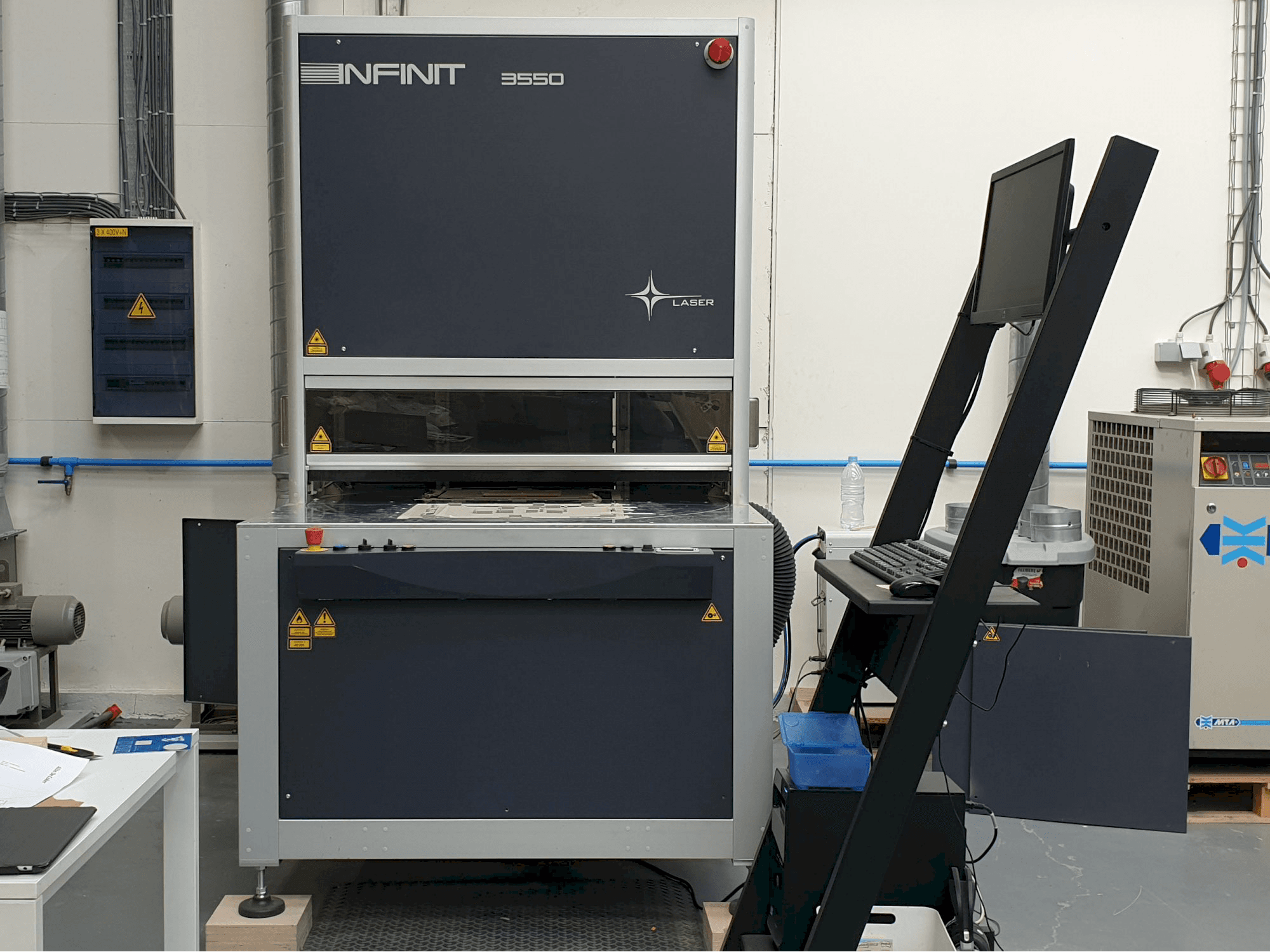 Čelní pohled na SEI Laser INFINITY 3550 stroj