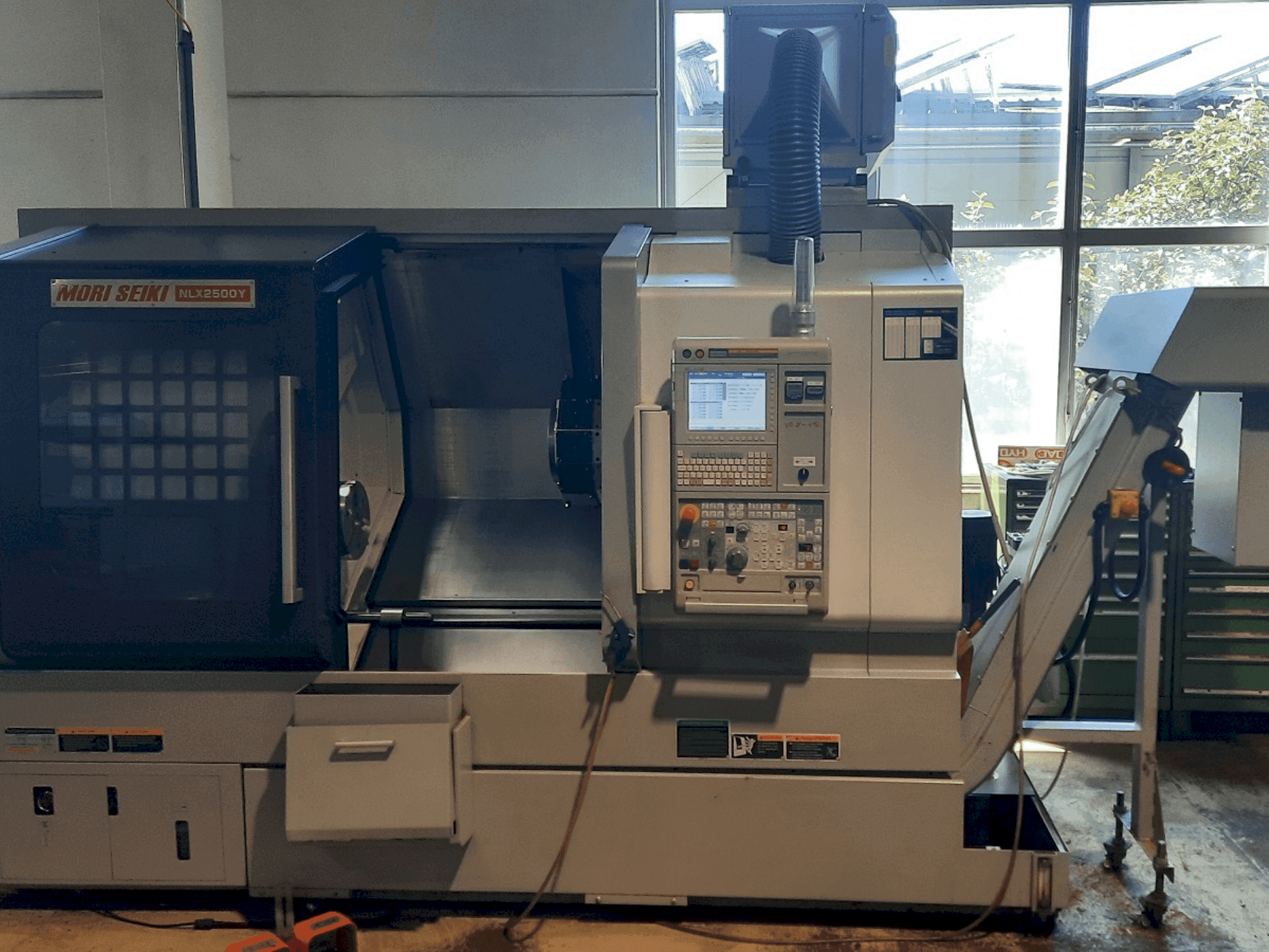 Čelní pohled na DMG Mori Seiki NLX2500Y 700 stroj