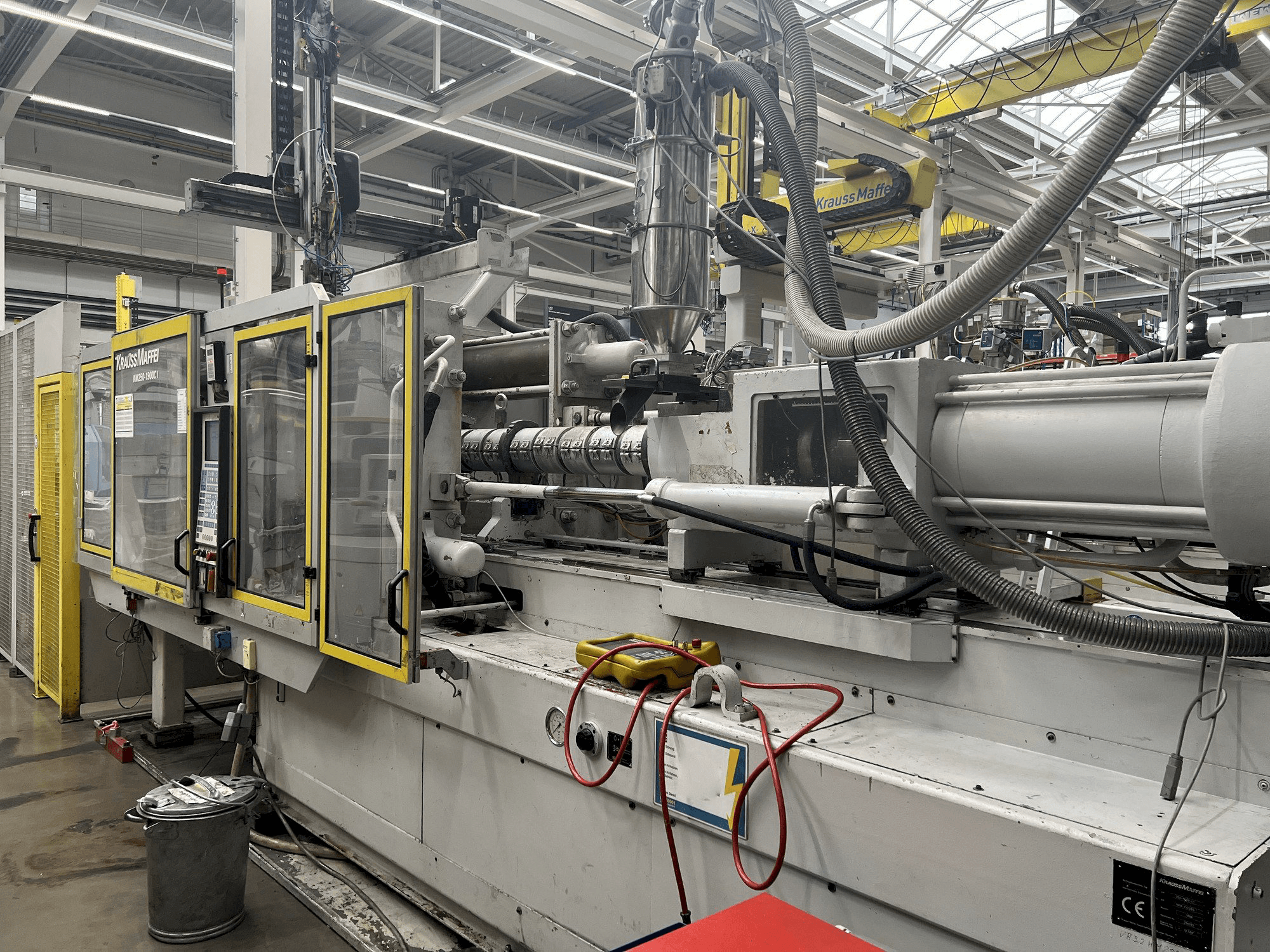 Čelní pohled na Krauss Maffei KM 250 stroj