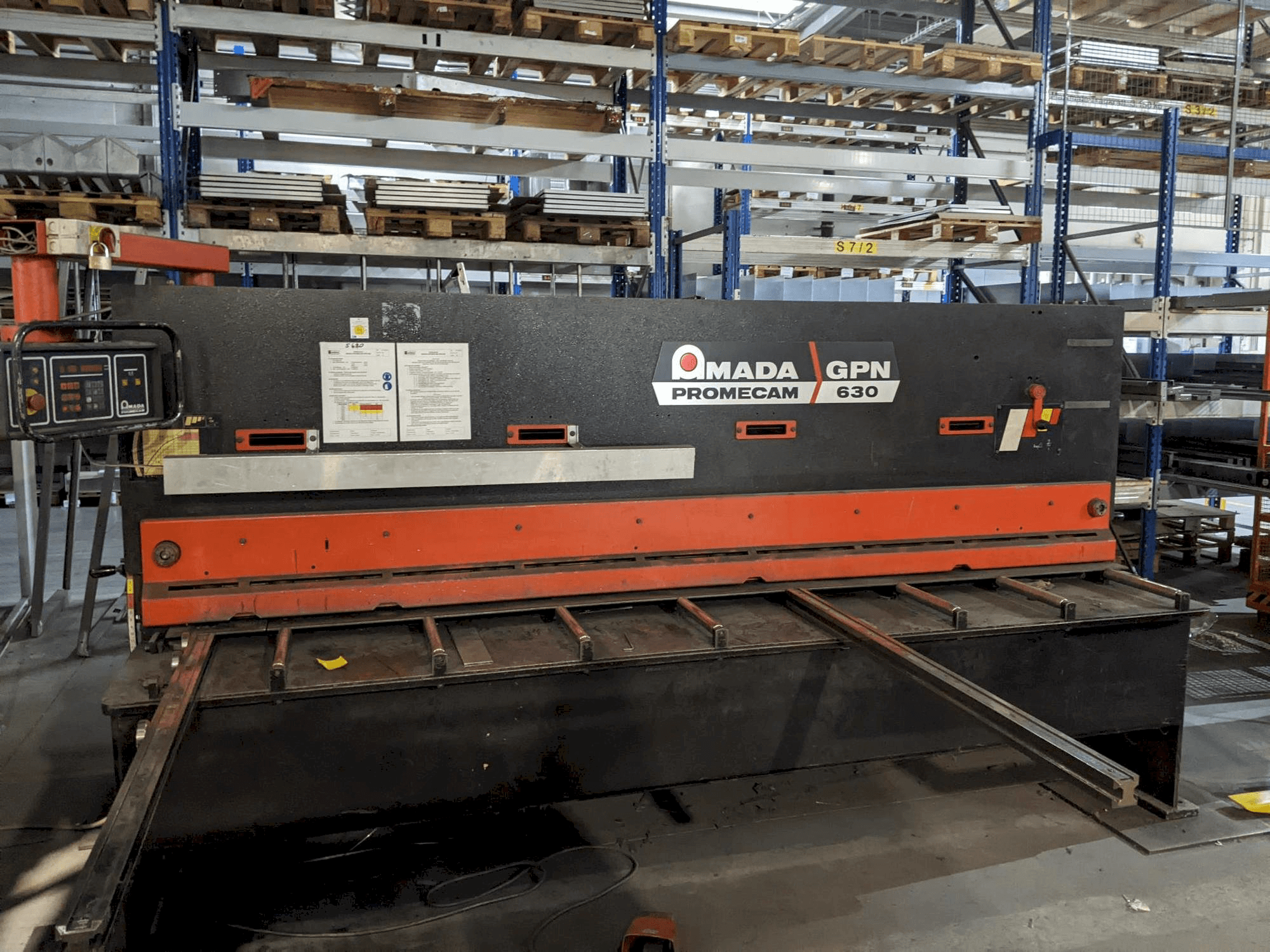 Čelní pohled na AMADA Promecam Gpn 630 stroj