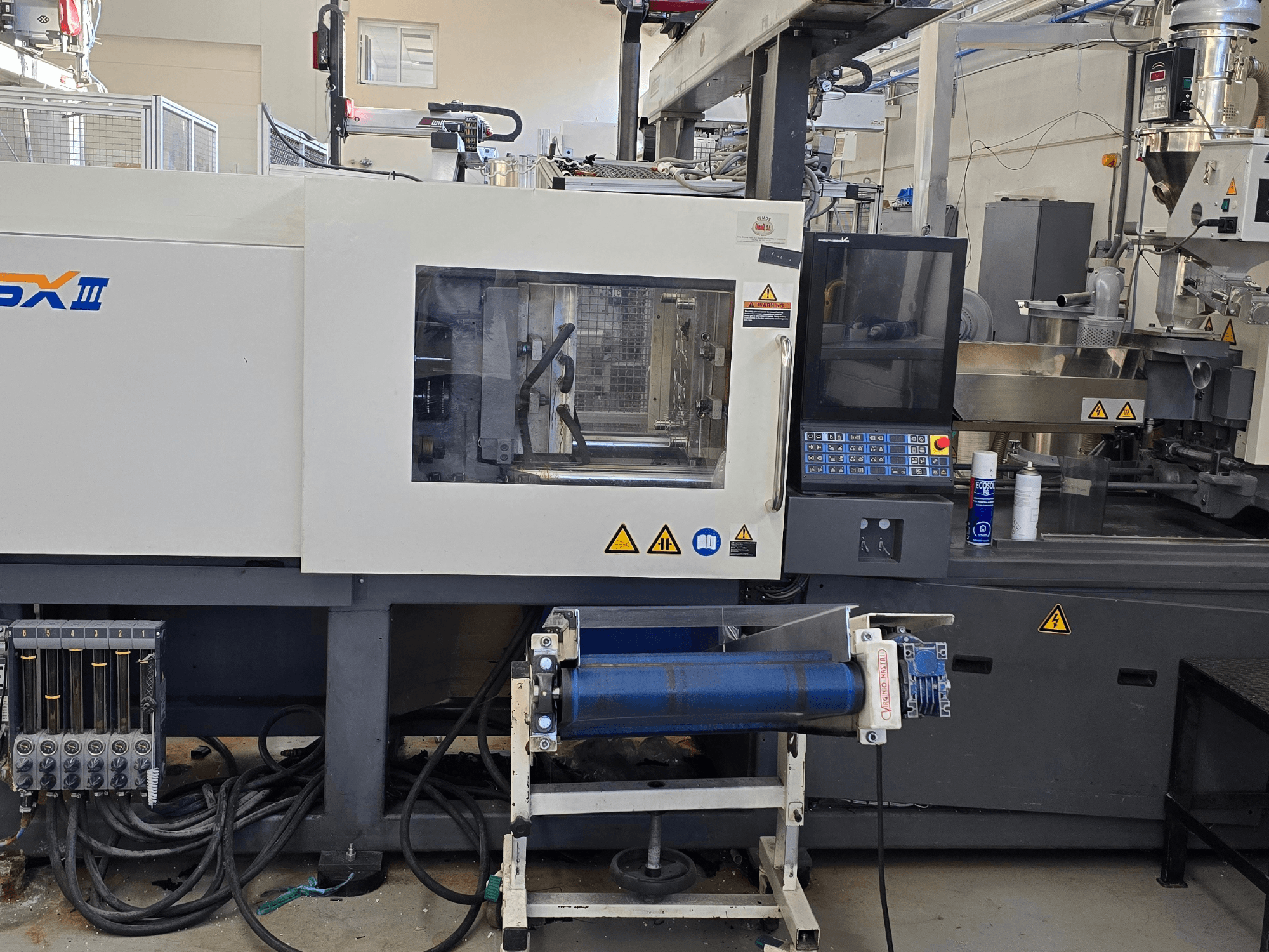 Elektrický vstřikovací stroj SHIBAURA EC130SXIII-4A, pohled zepředu, ovládací panel a hydraulické komponenty.