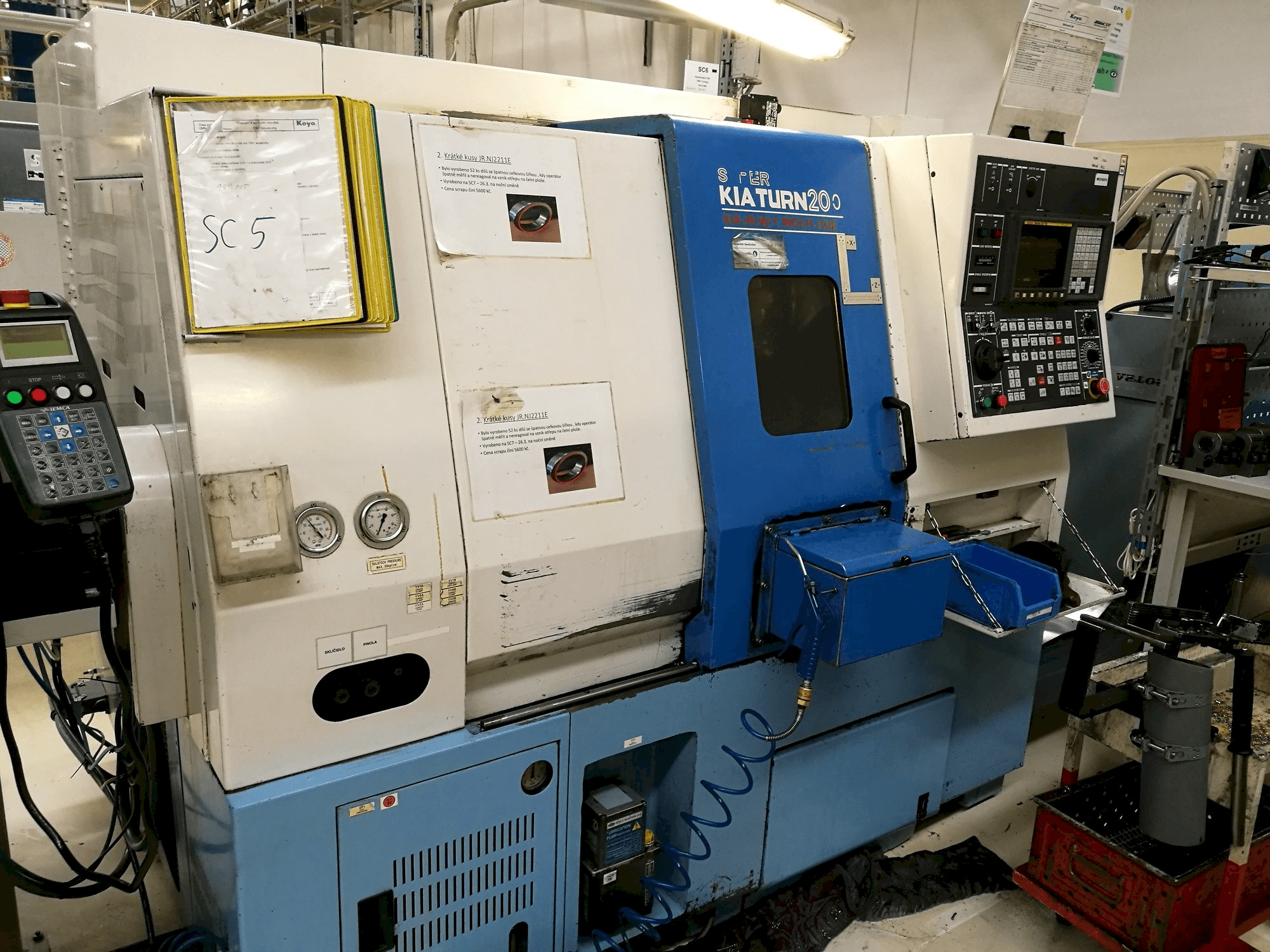 Čelní pohled na Kia Super Kia Turn 200 stroj