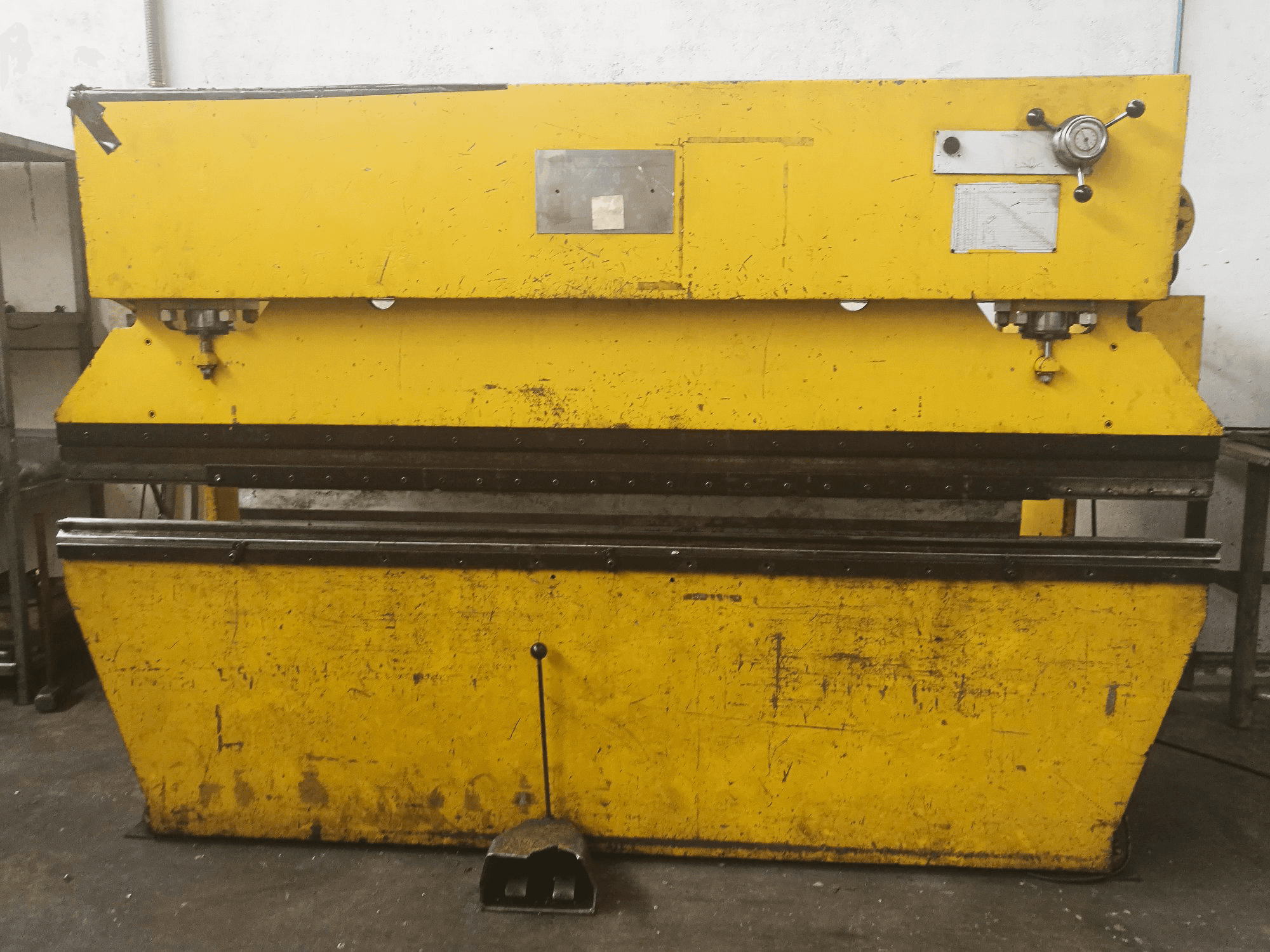 Čelní pohled na Ajial 75 Tn stroj