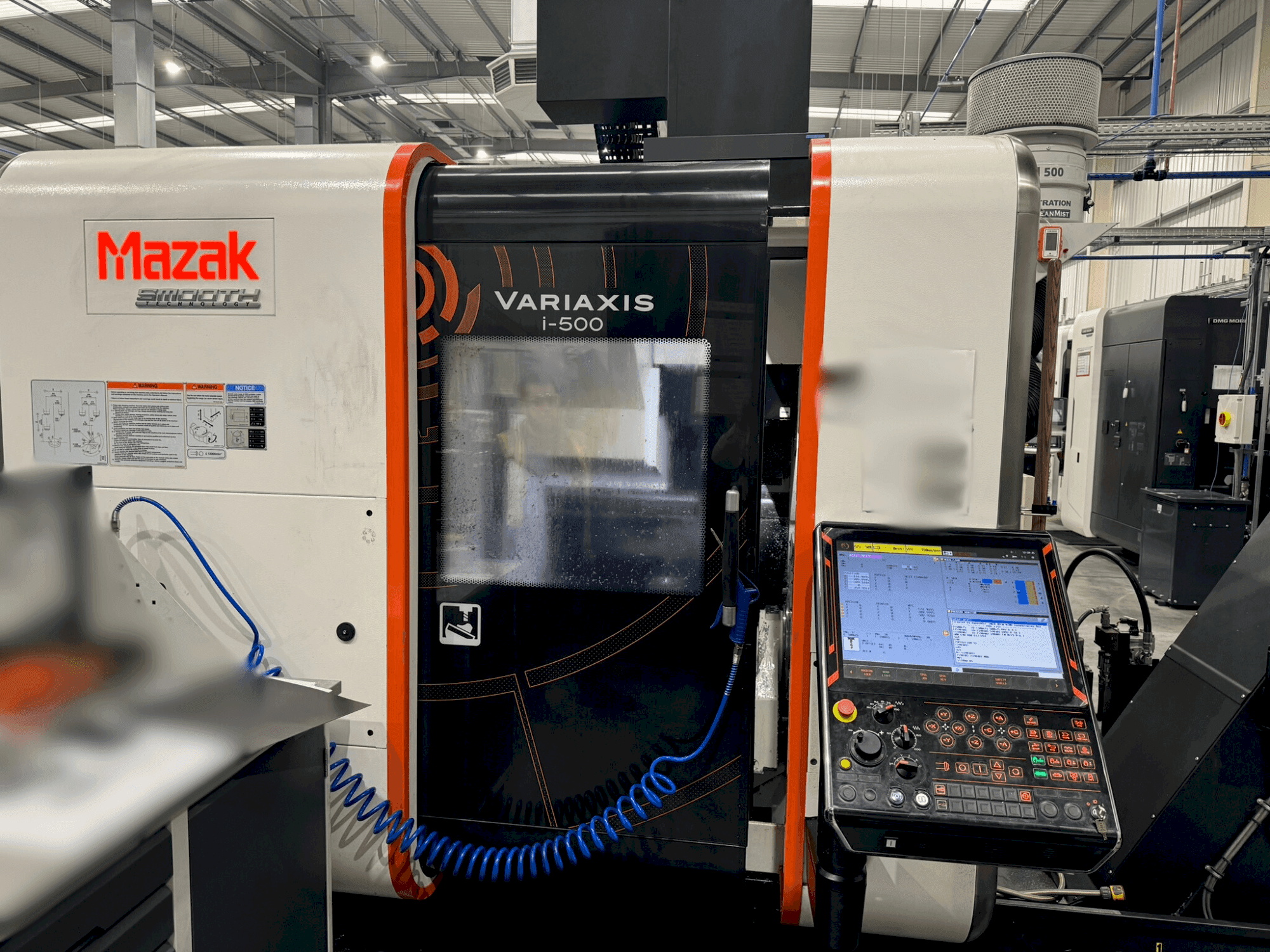 Čelní pohled na Mazak Variaxis i-500 stroj