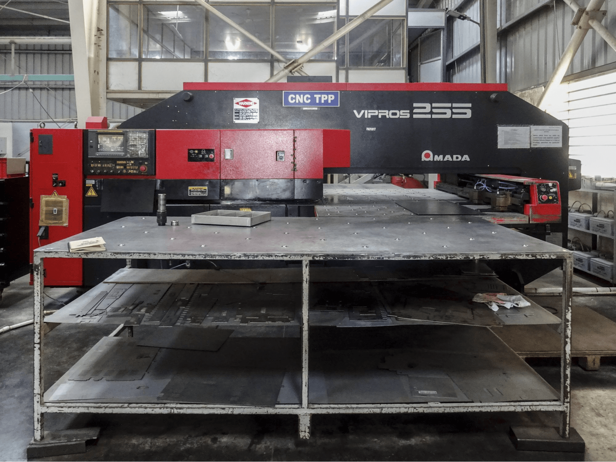 Čelní pohled na AMADA Vipros 255 stroj