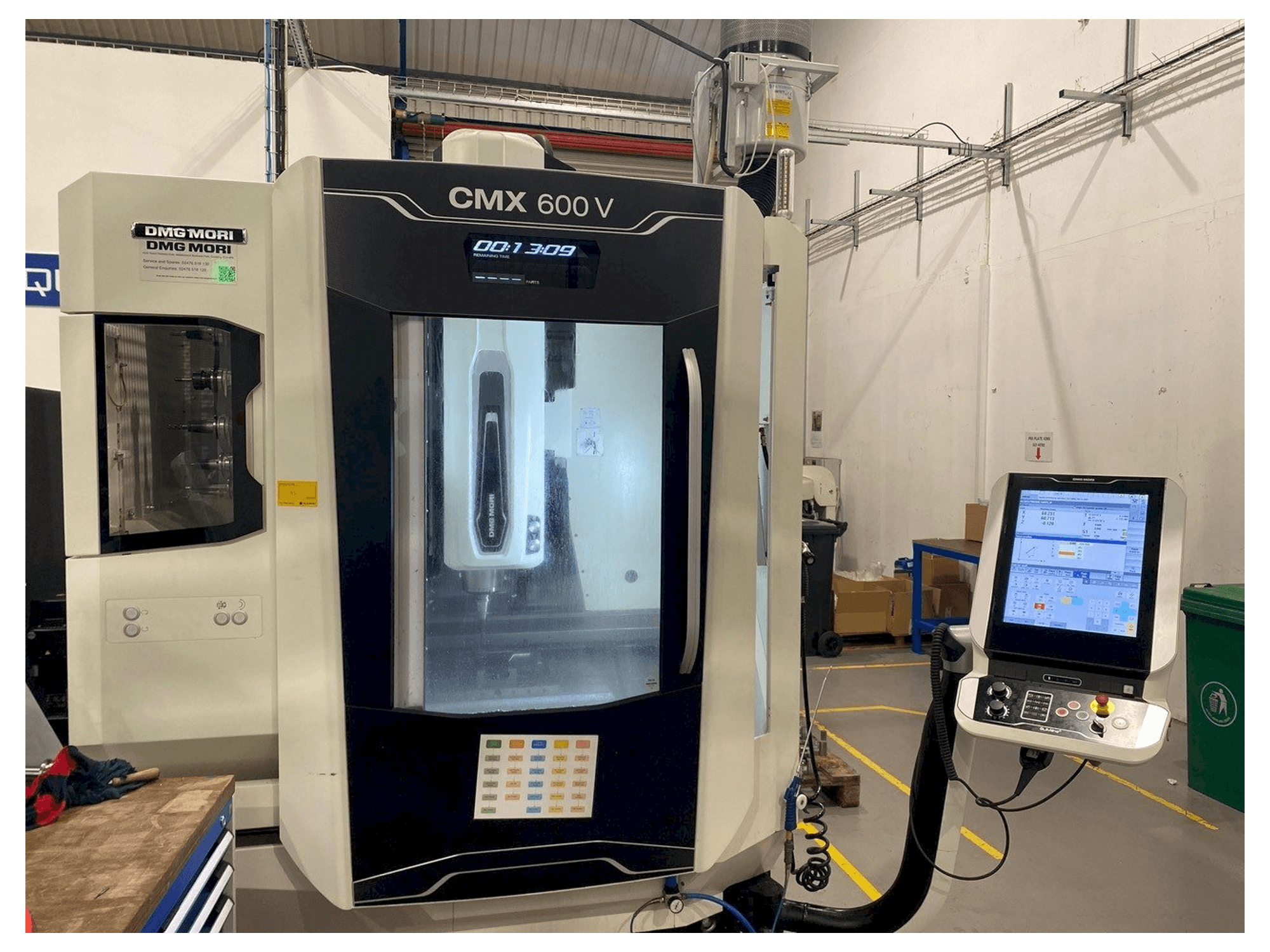 Čelní pohled na DMG CMX 600 V stroj