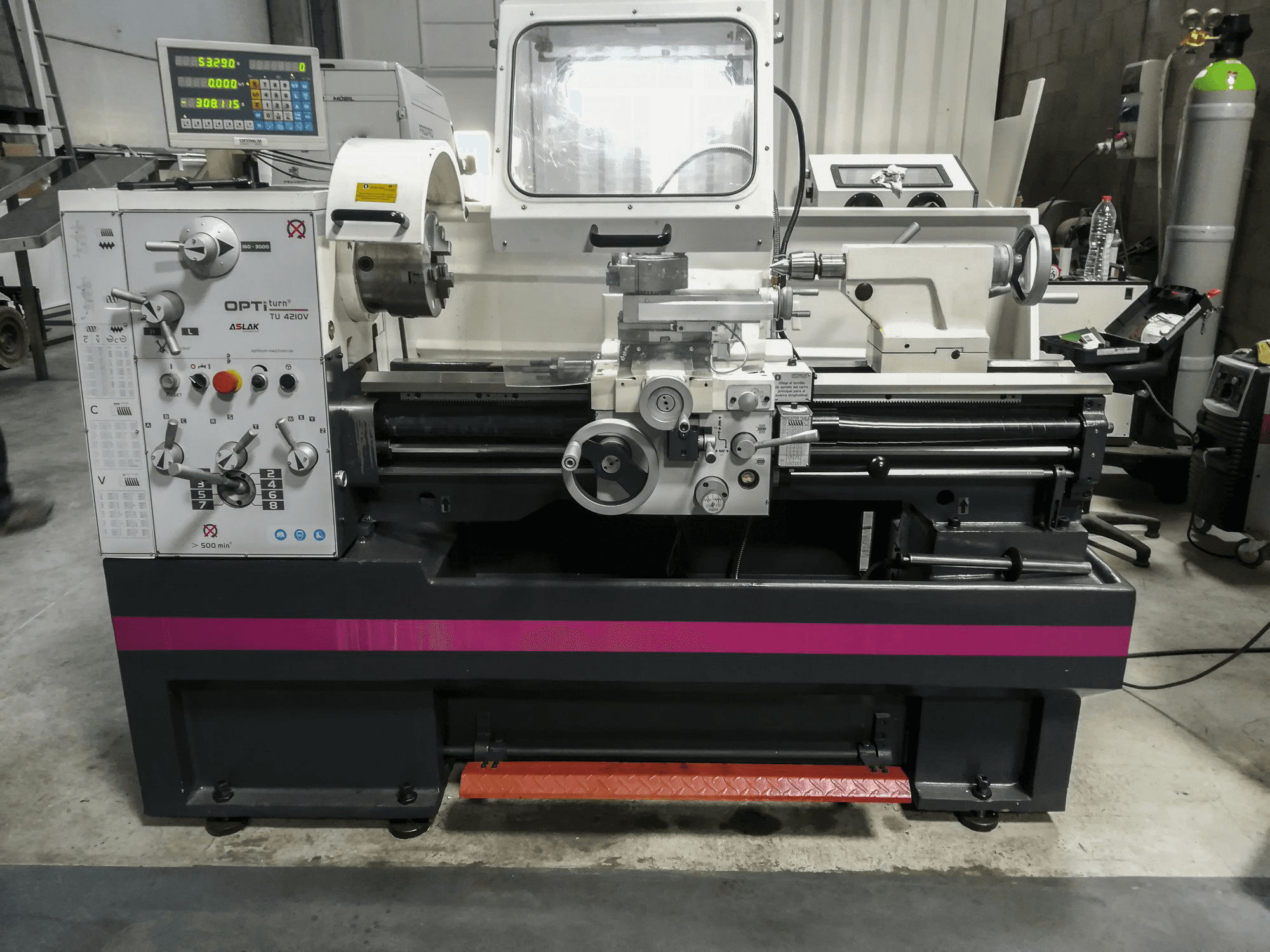 Čelní pohled na Optimum TU 4210V stroj