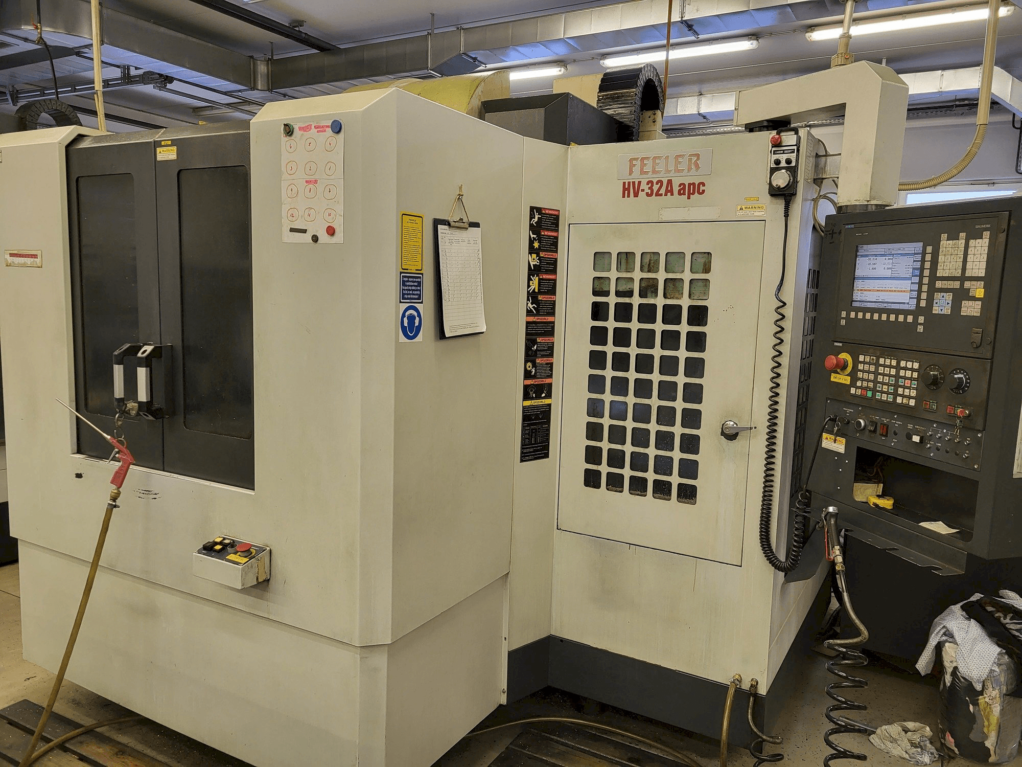 Čelní pohled na Feeler HV-32A-APC stroj