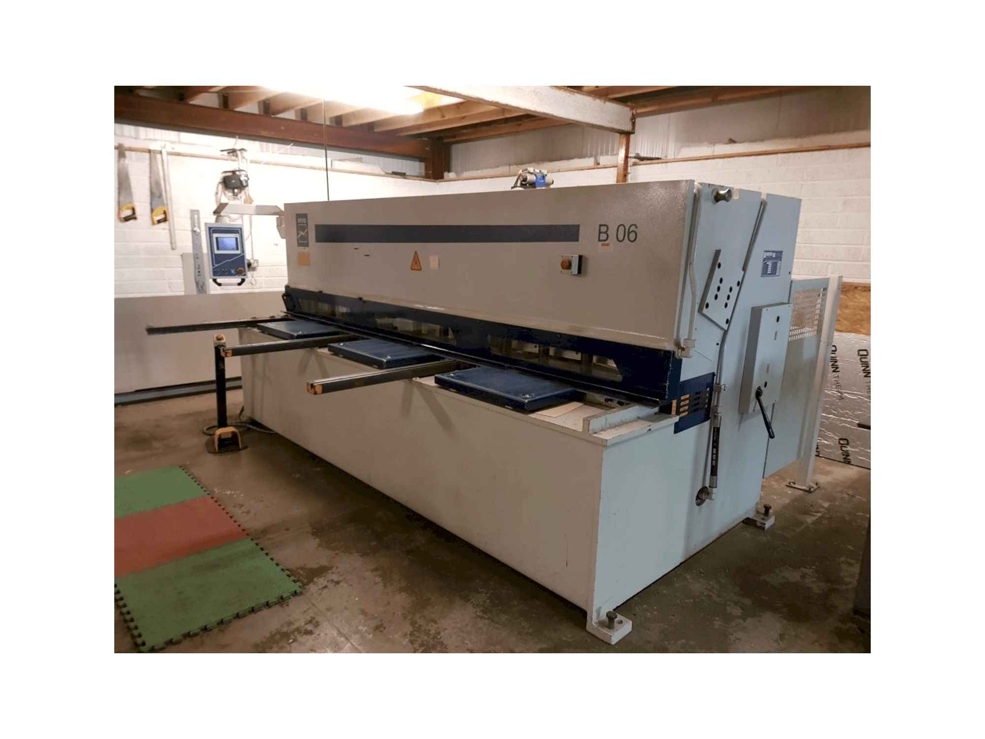 Čelní pohled na MVD B 06-3100 stroj