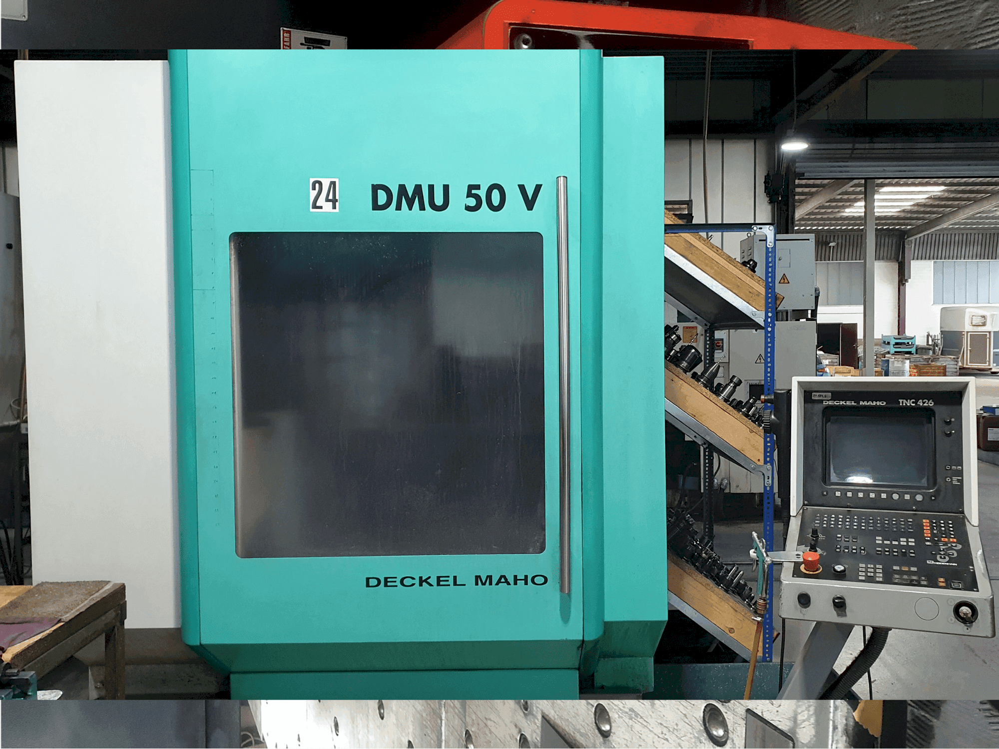 Čelní pohled na DECKEL MAHO DMU 50 V stroj