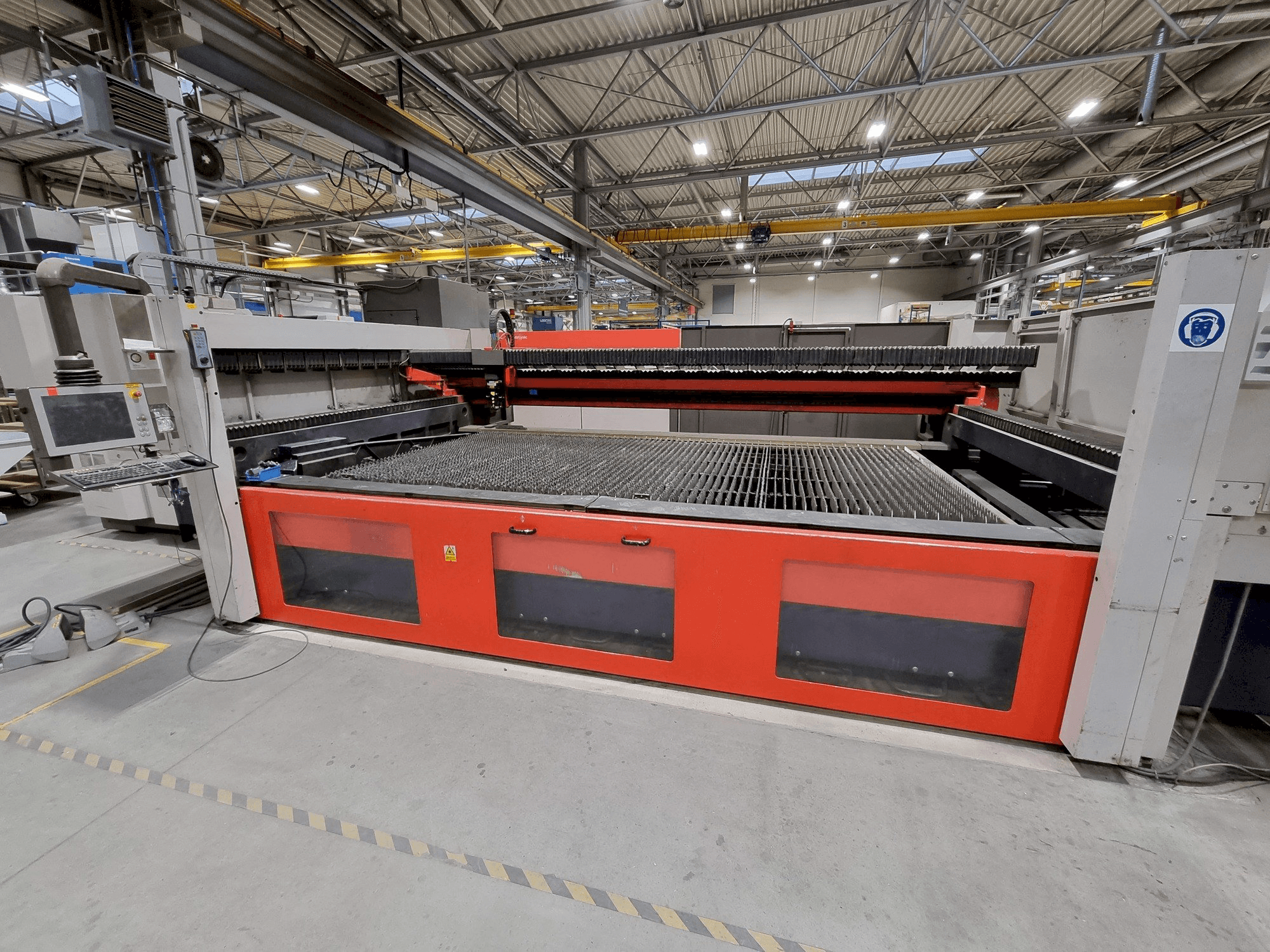 Čelní pohled na Bystronic Bylaser 4400 stroj