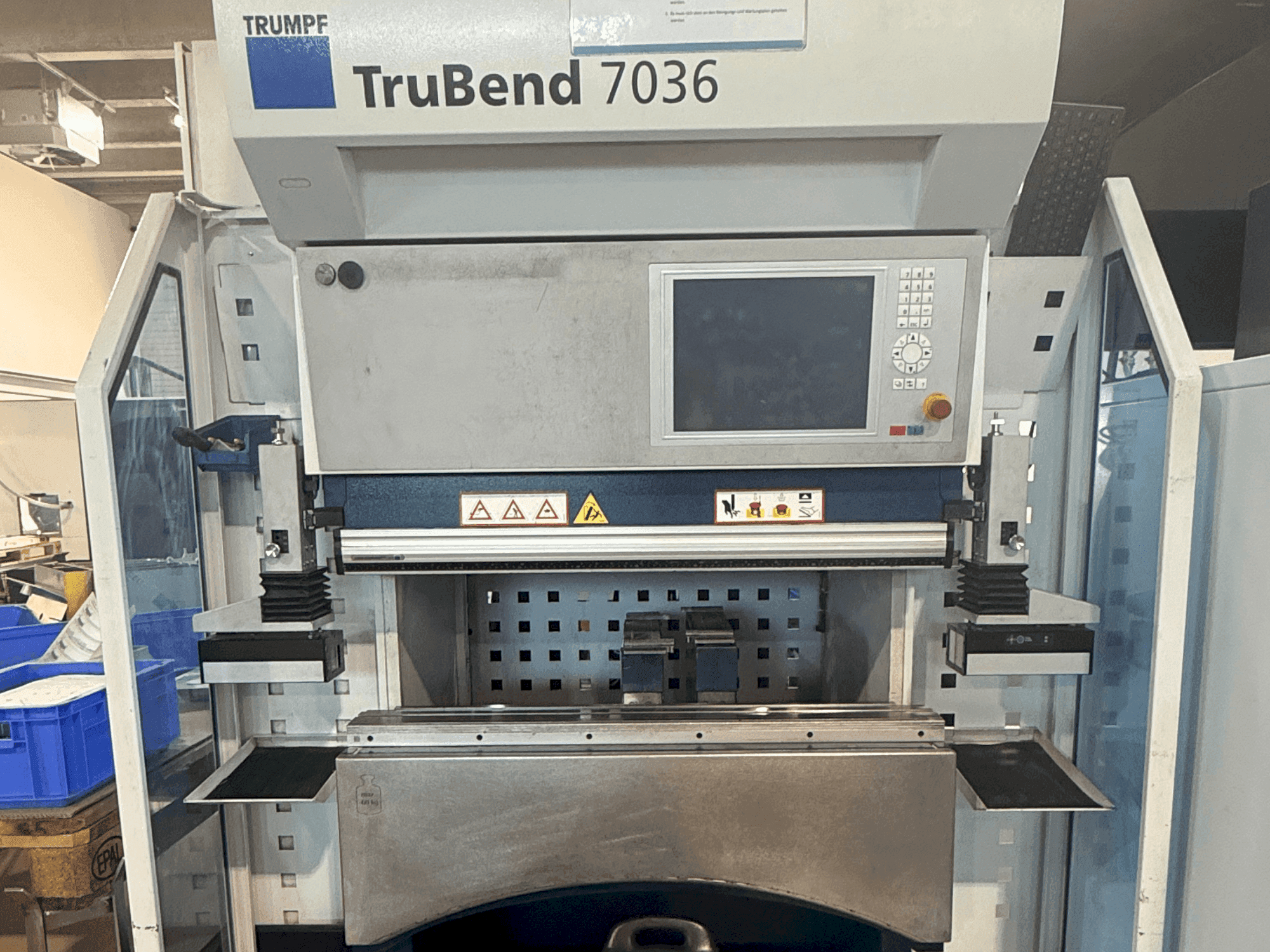 Čelní pohled na TRUMPF TruBend 7036 stroj