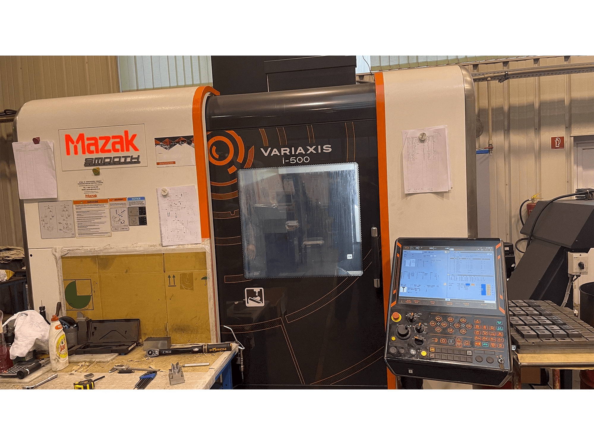Čelní pohled na Mazak Variaxis i-500 stroj