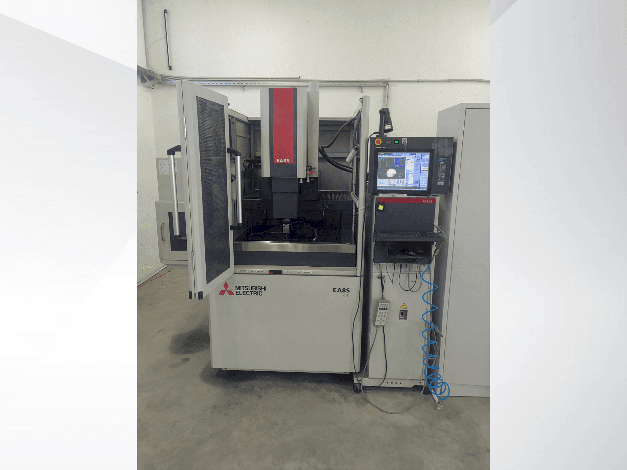 Čelní pohled na Mitsubishi Electric EA8S stroj