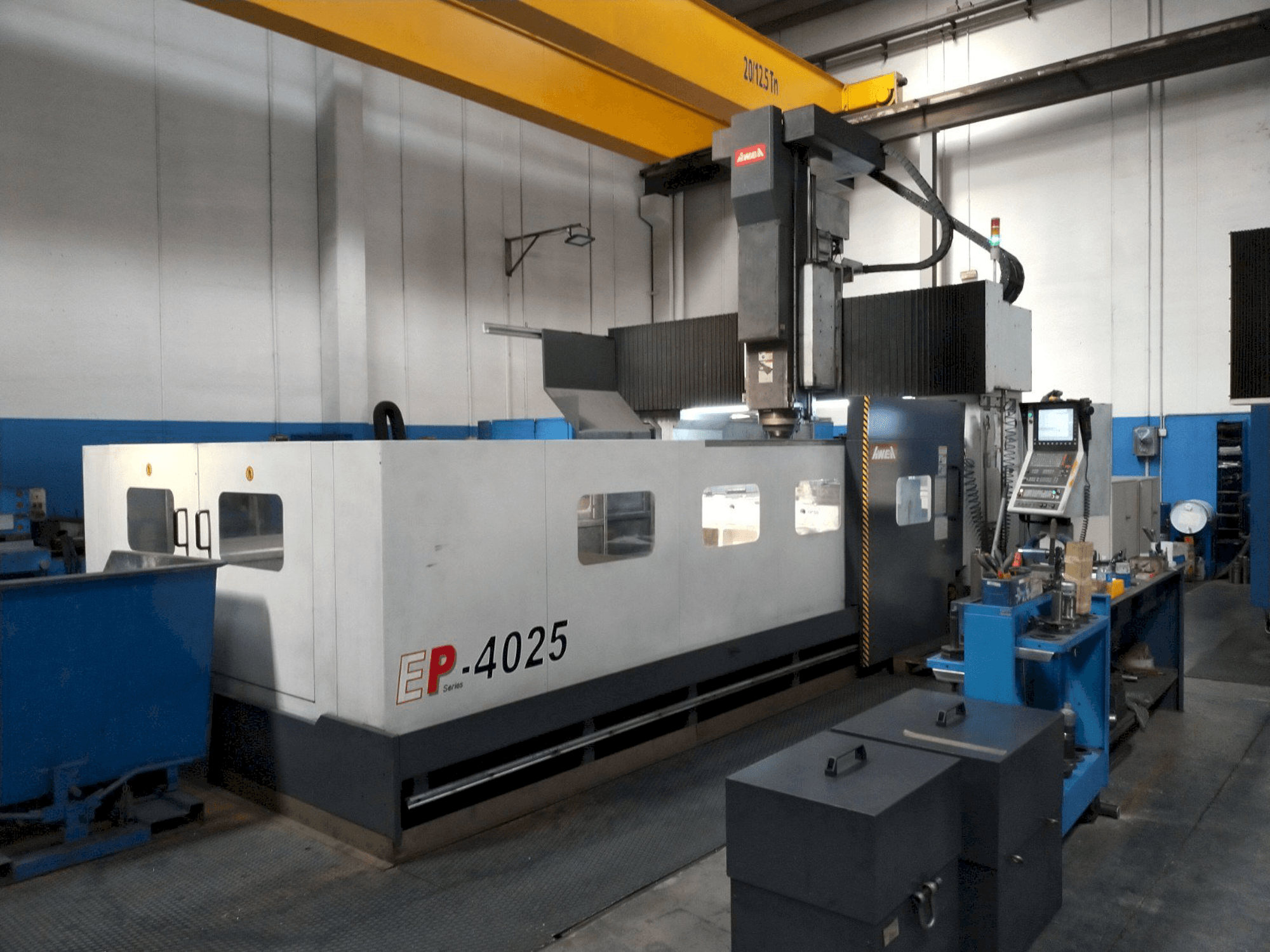 Čelní pohled na AWEA EP-4025 stroj