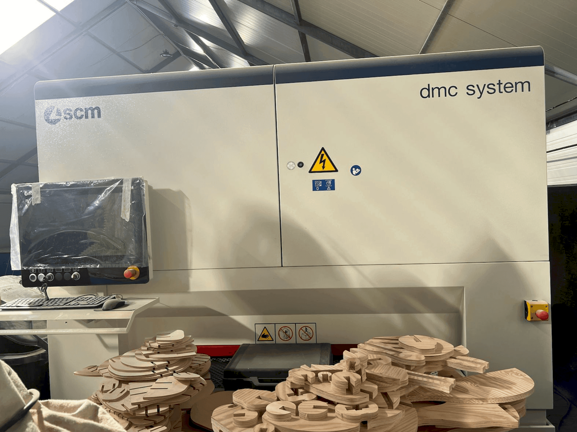 Čelní pohled na SCM DMC SYSTEM stroj