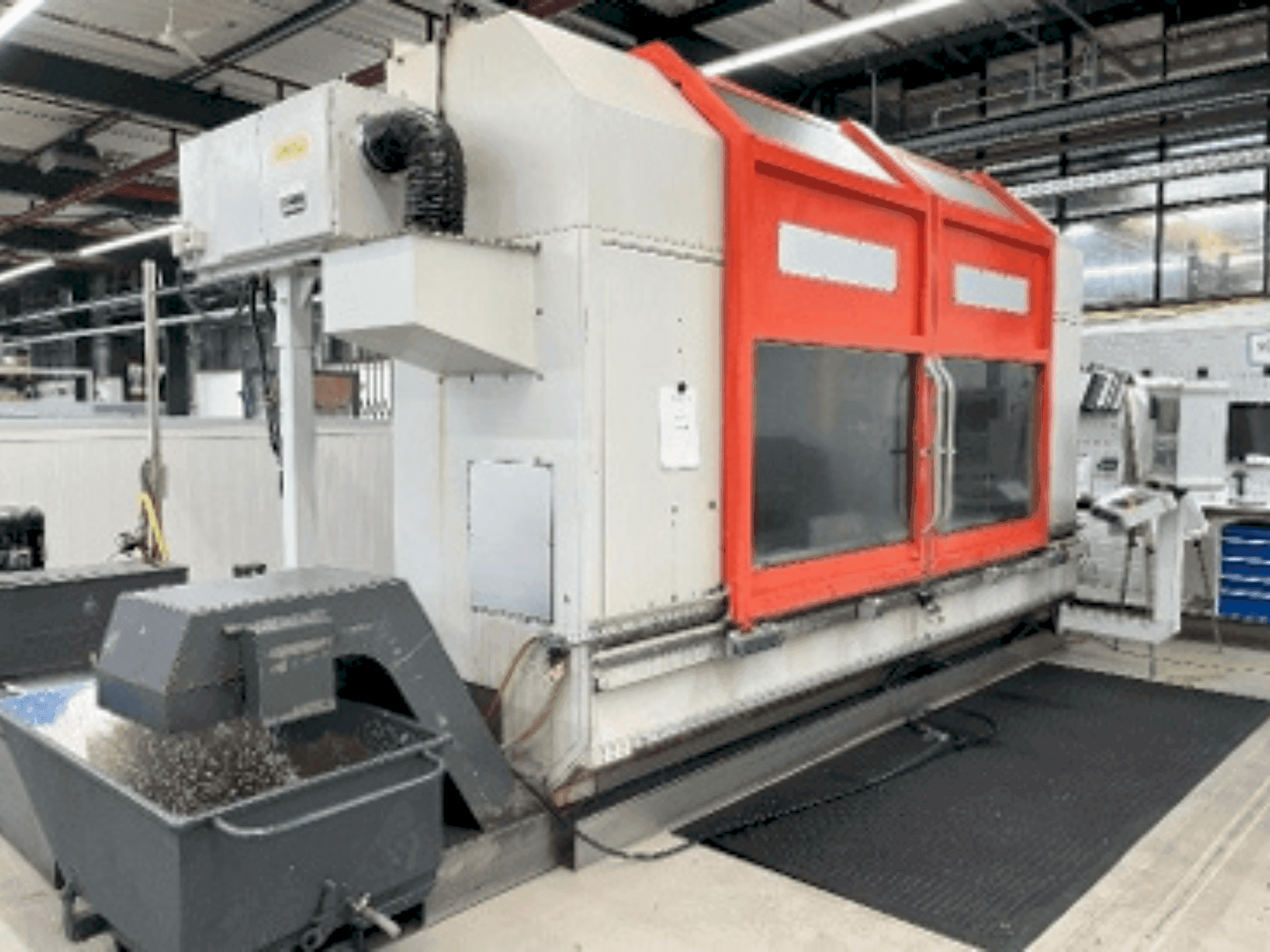 Čelní pohled na Matec 30L stroj