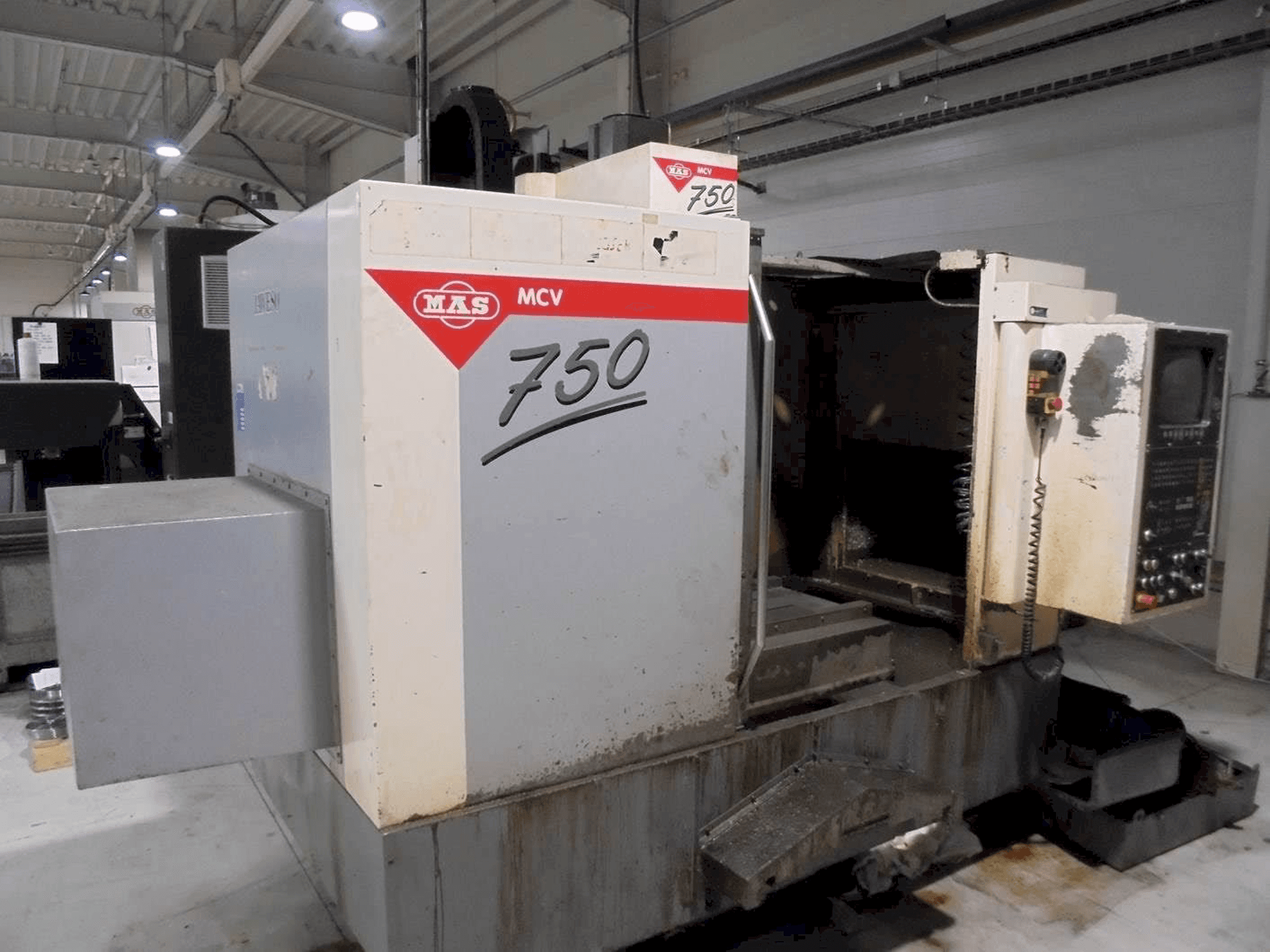 Čelní pohled na KOVOSVIT MAS MCV 750 stroj