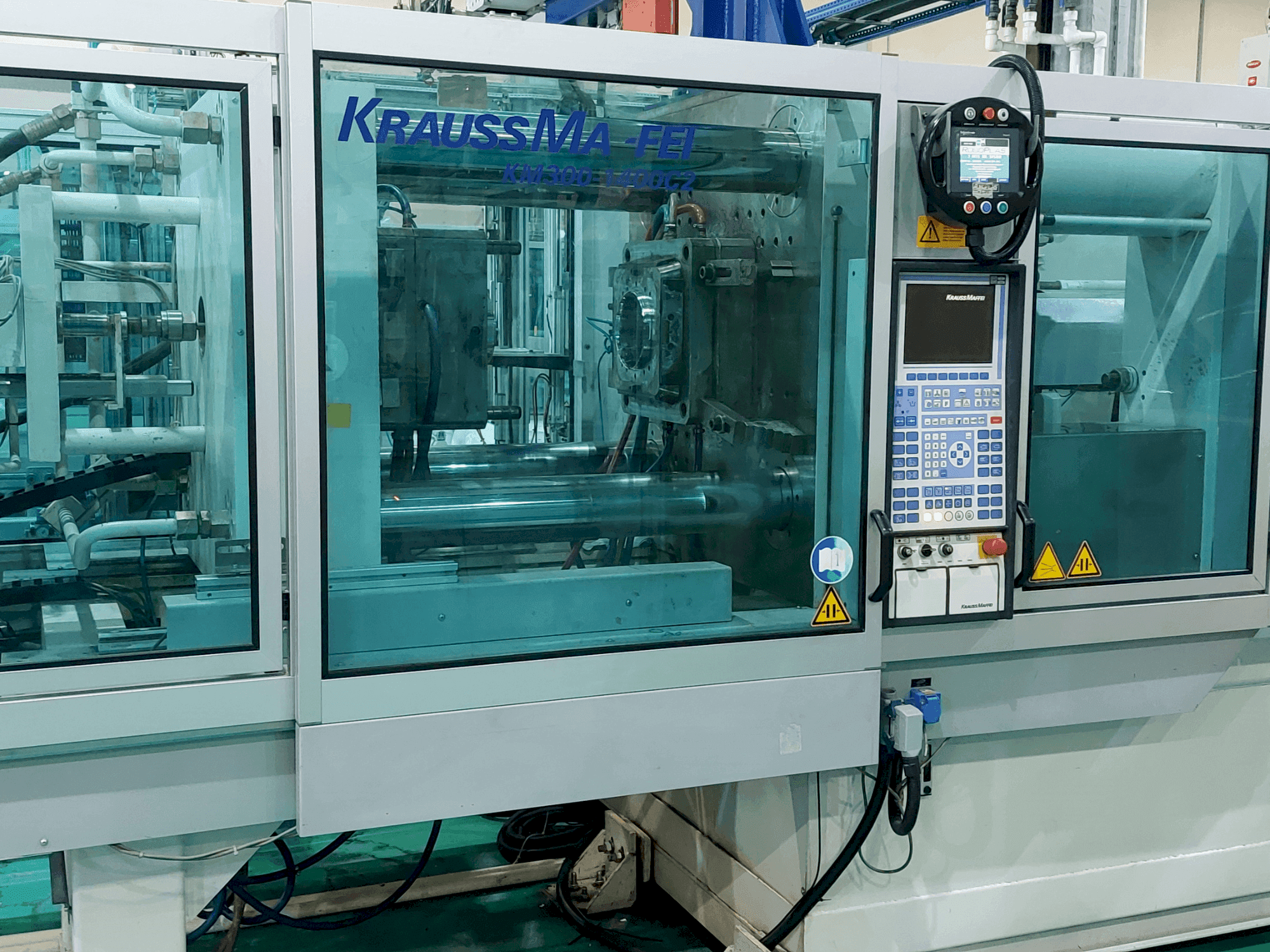 Čelní pohled na Krauss Maffei 300 – 1400 C2 stroj