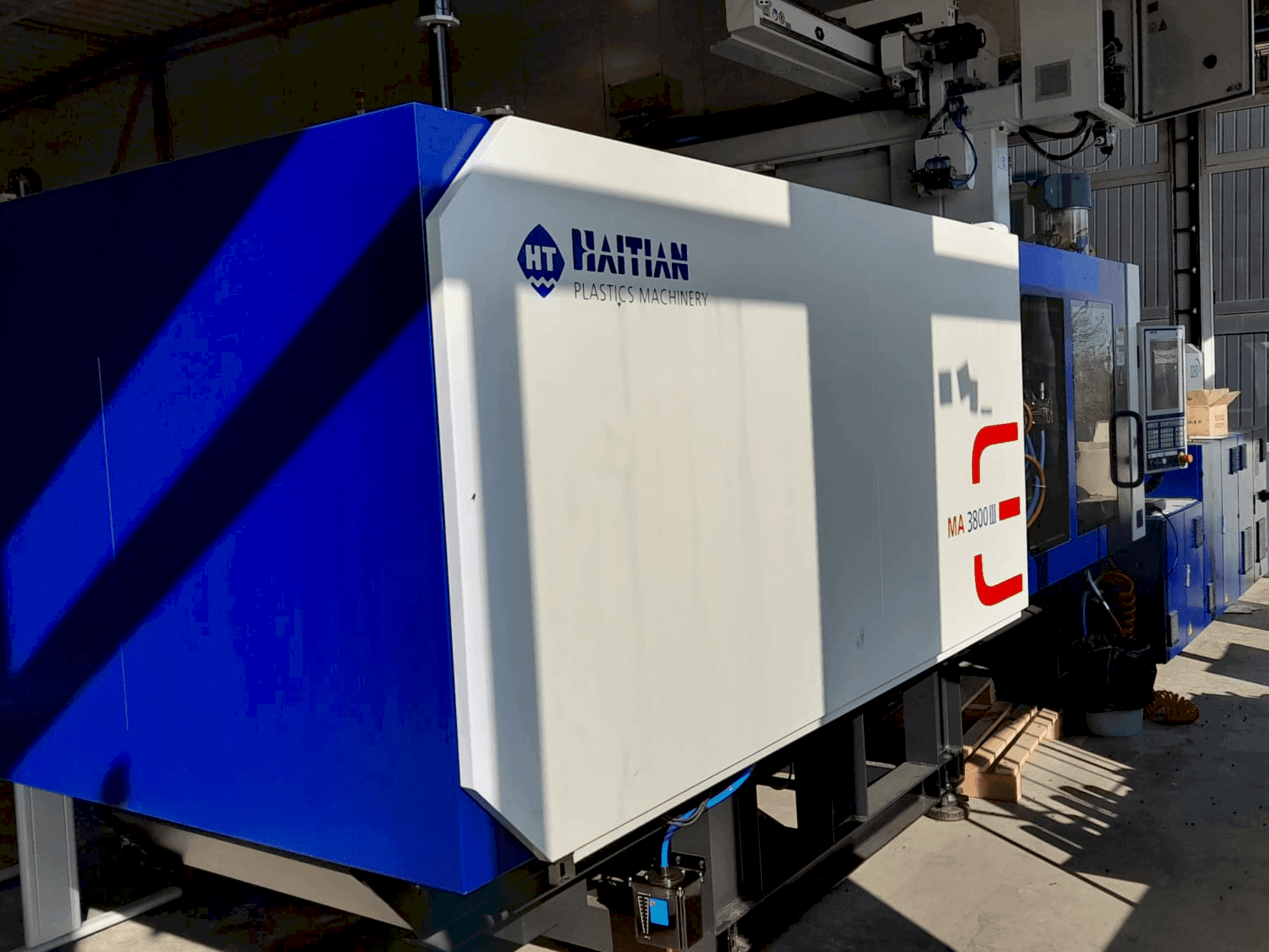 Čelní pohled na HAITIAN MA 3800 III stroj