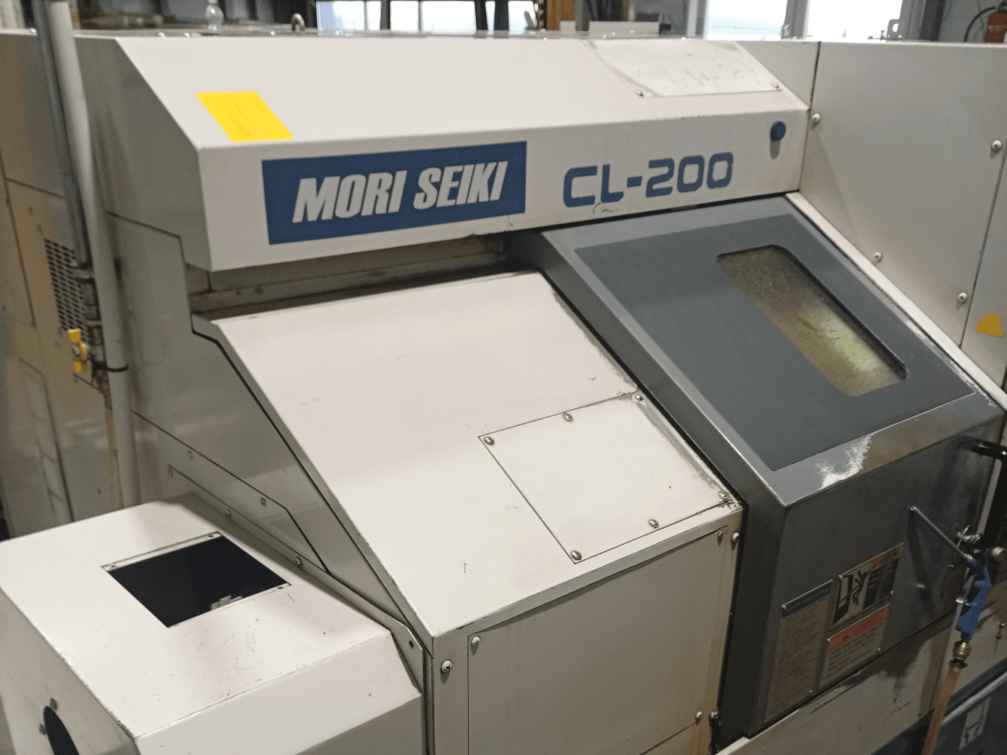 Horizontální soustruh DMG Mori Seiki CL-200B, čelní pohled zobrazující ovládací panel a detaily okénka chladicí kapaliny.