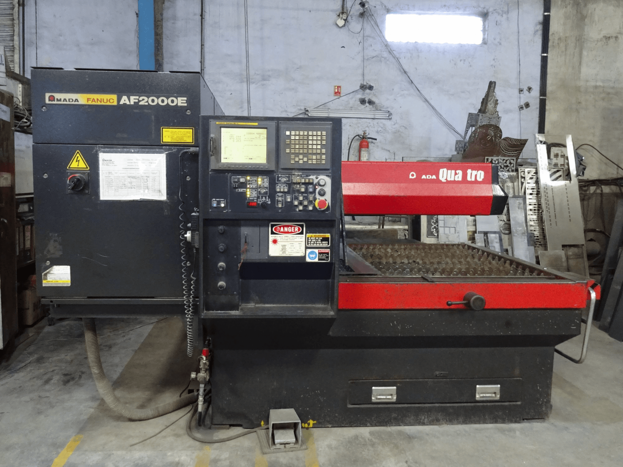 Čelní pohled na AMADA Quattro AF2000E stroj