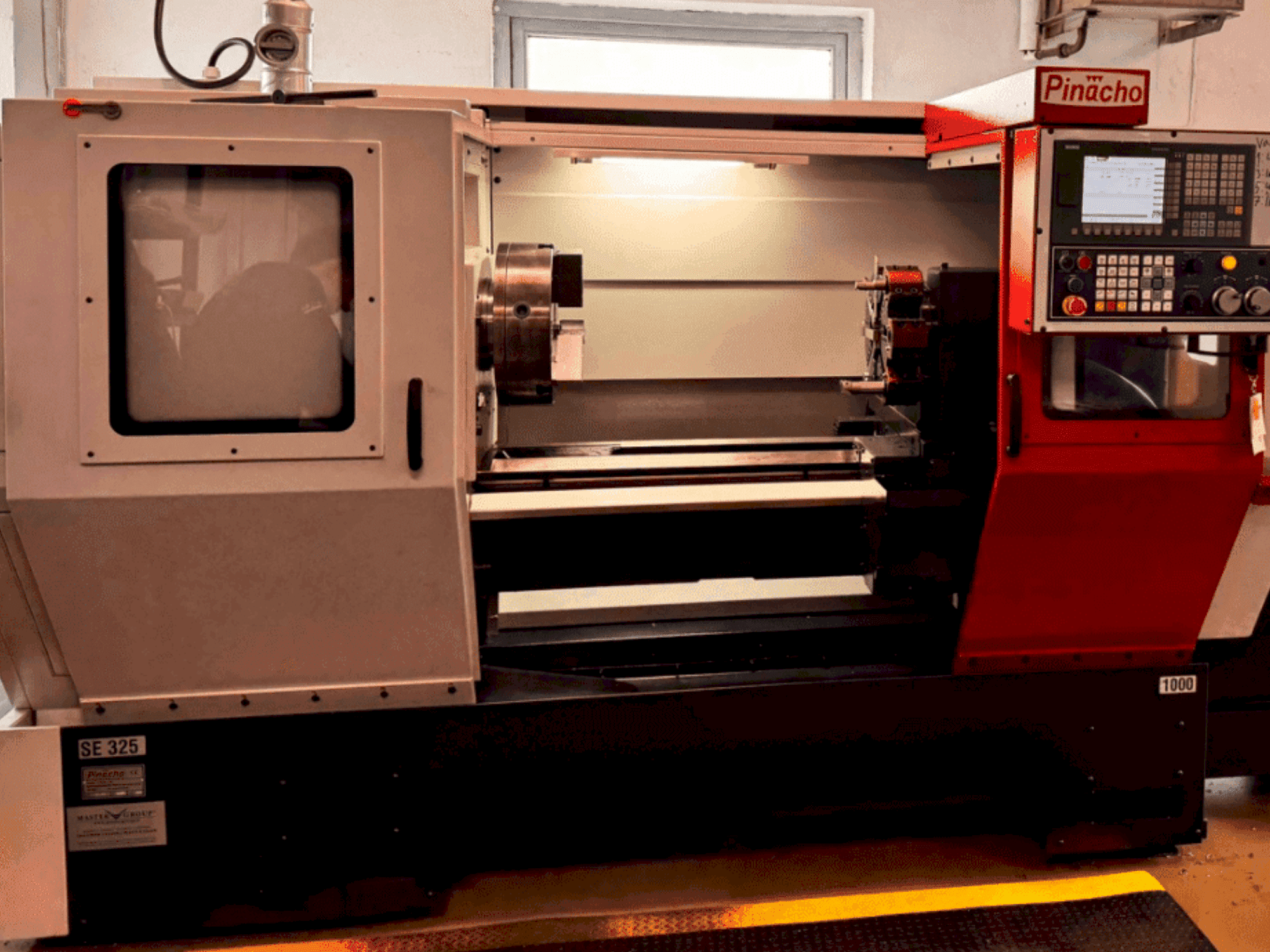 Čelní pohled na Pinacho SE325 stroj
