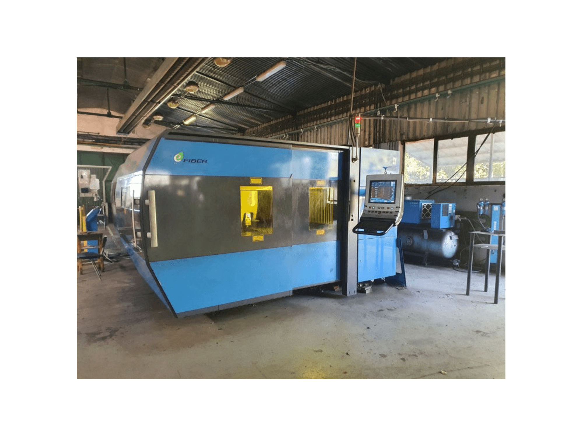 Čelní pohled na Prima Power Platino Fiber stroj