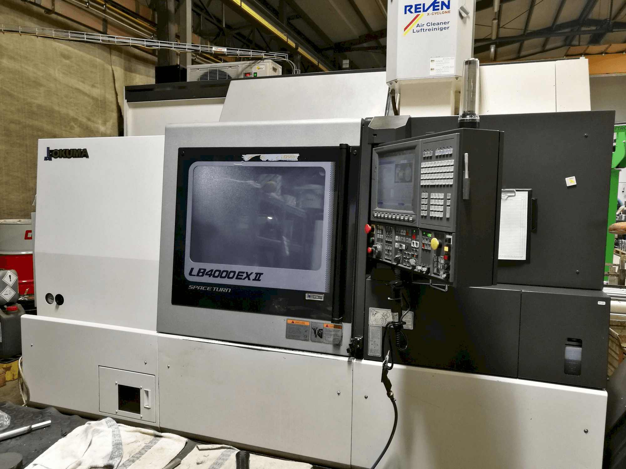 Čelní pohled na Okuma LB 4000 EX II MY 750 stroj