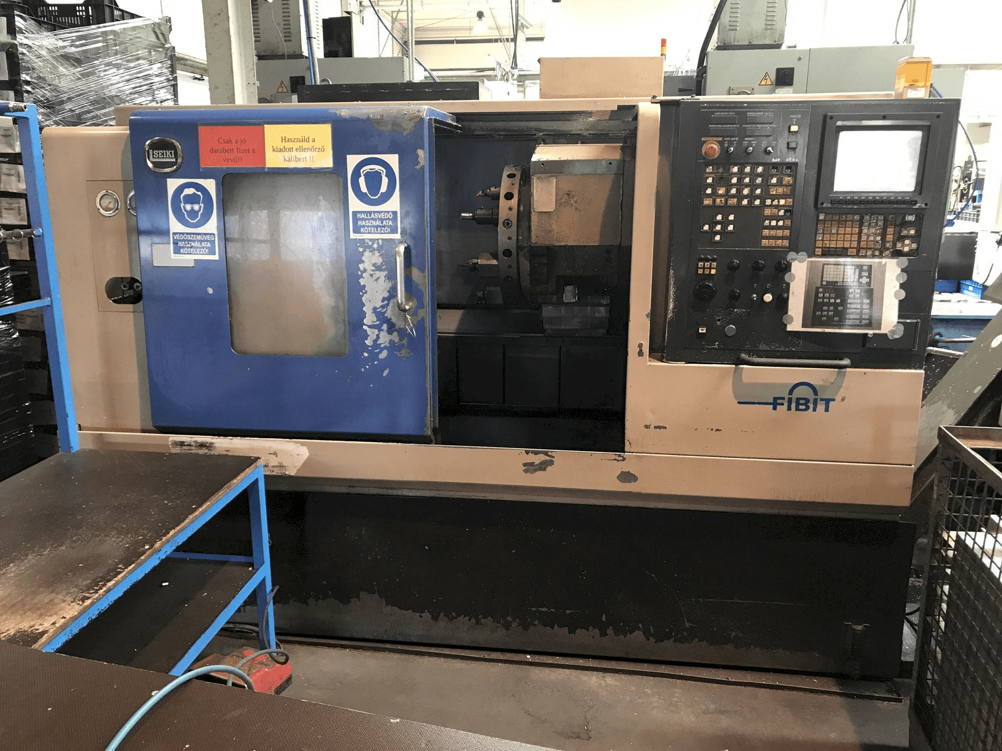Čelní pohled na HITACHI SEIKI HT20RIII stroj