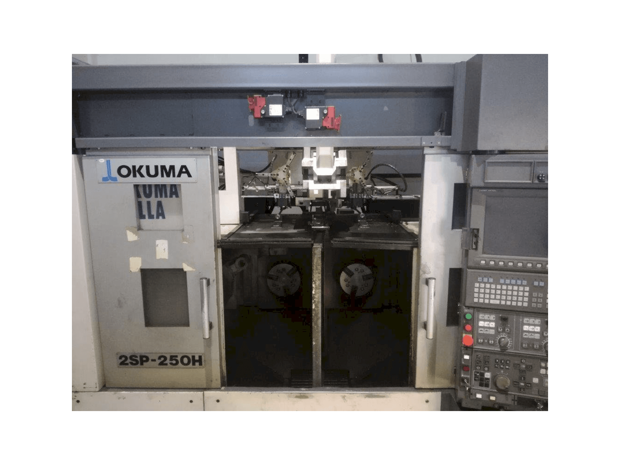 Čelní pohled na Okuma 2SP-250H stroj