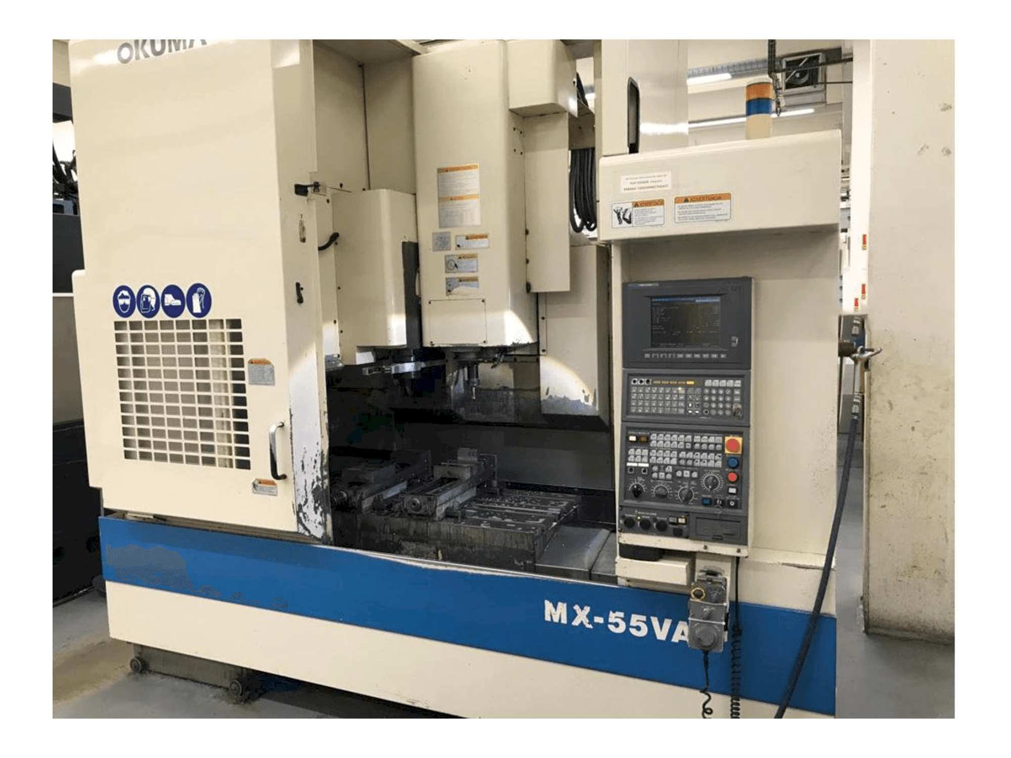 Čelní pohled na Okuma MX55 stroj