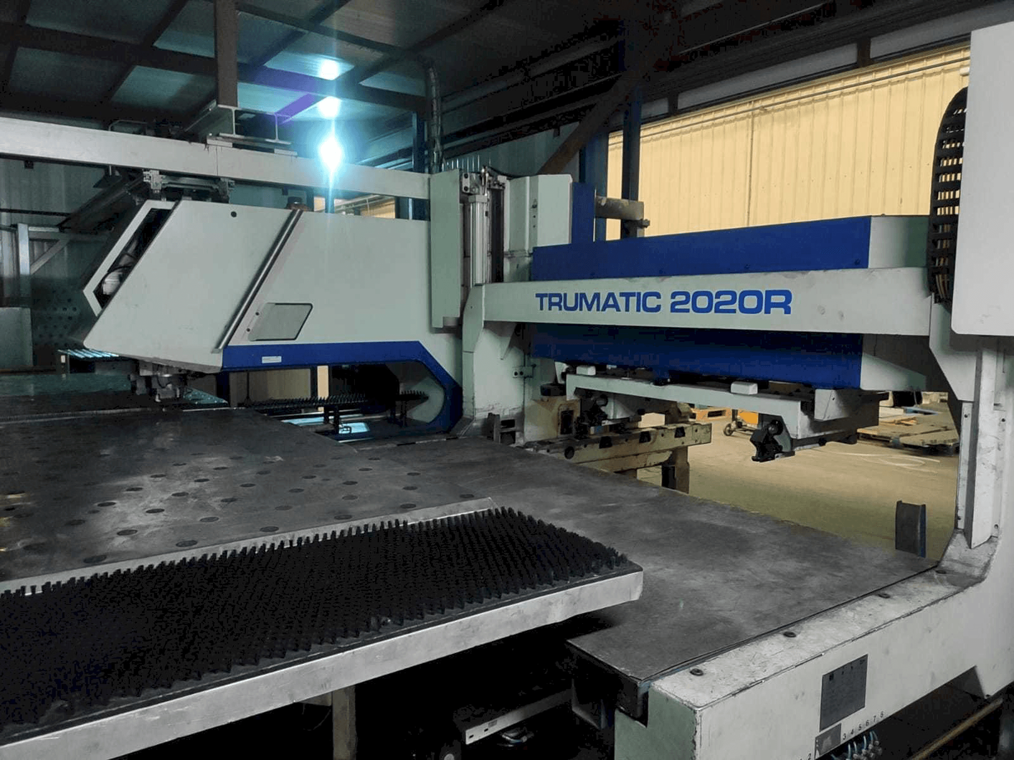 Čelní pohled na Trumpf Trumatic 2020R stroj