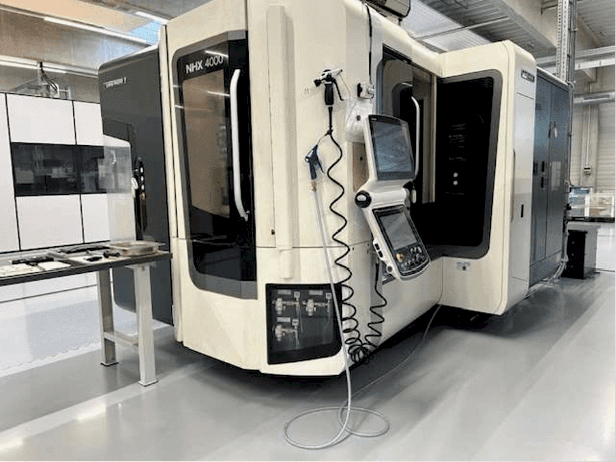 Čelní pohled na DMG MORI NHX 4000 stroj