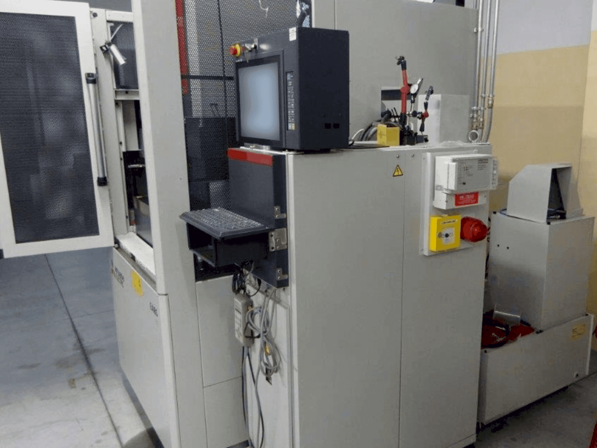 Čelní pohled na Mitsubishi Electric EA8-S stroj