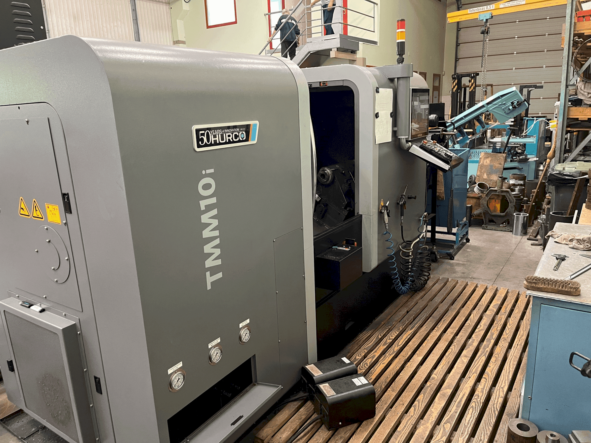 Čelní pohled na Hurco TMM10i stroj