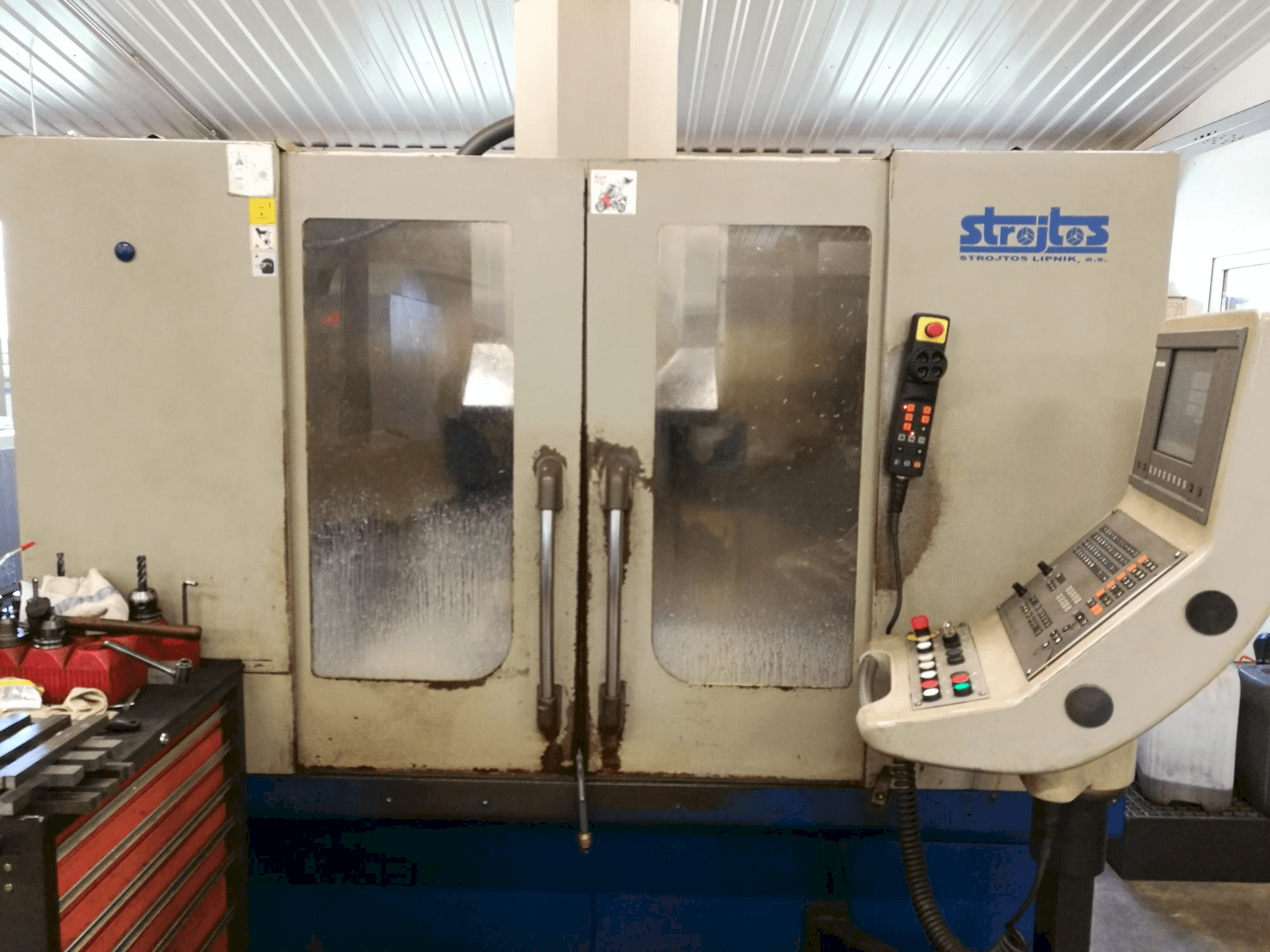 Čelní pohled na Strojtos VMC 40/8 stroj