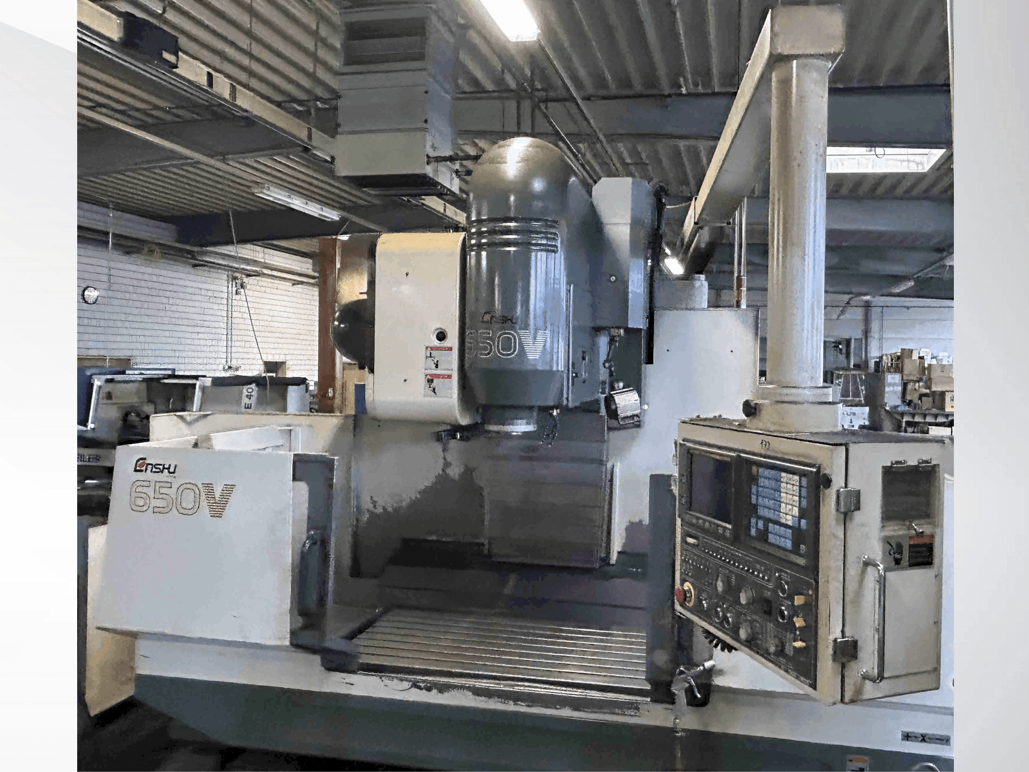 Čelní pohled na Enshu 650 V stroj
