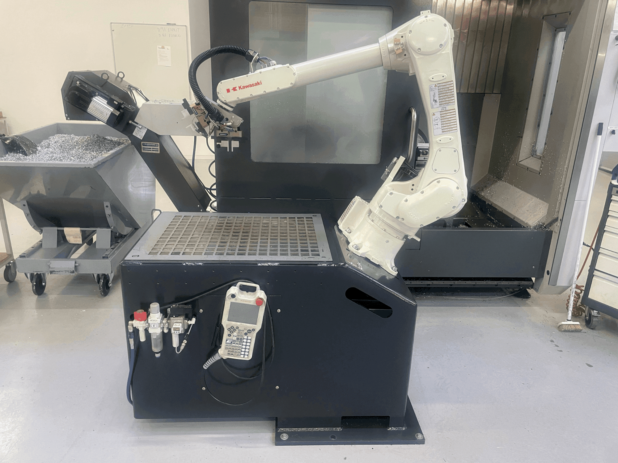 Čelní pohled na Kawasaki RS006L stroj