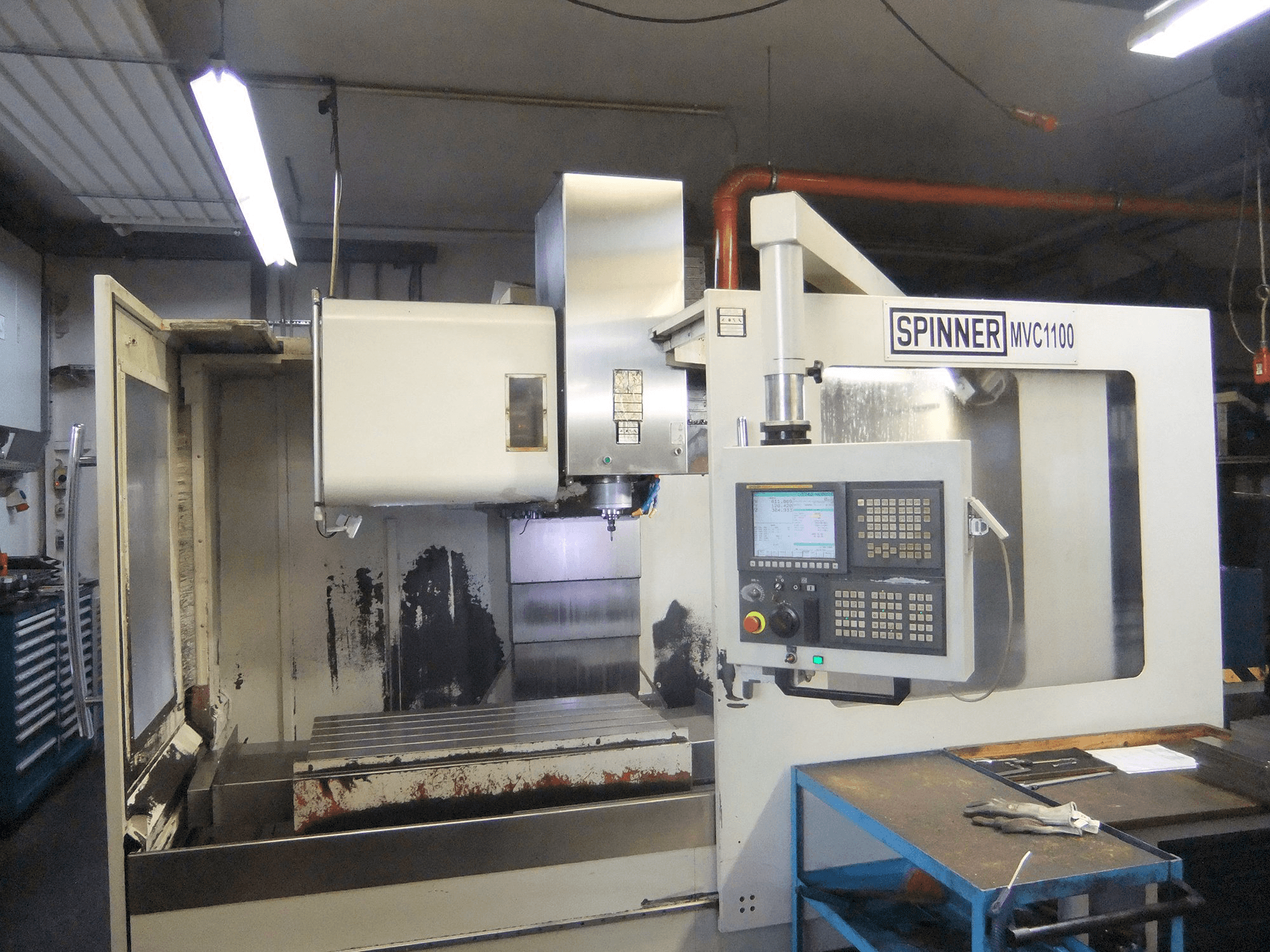 Čelní pohled na SPINNER MVC1100 stroj