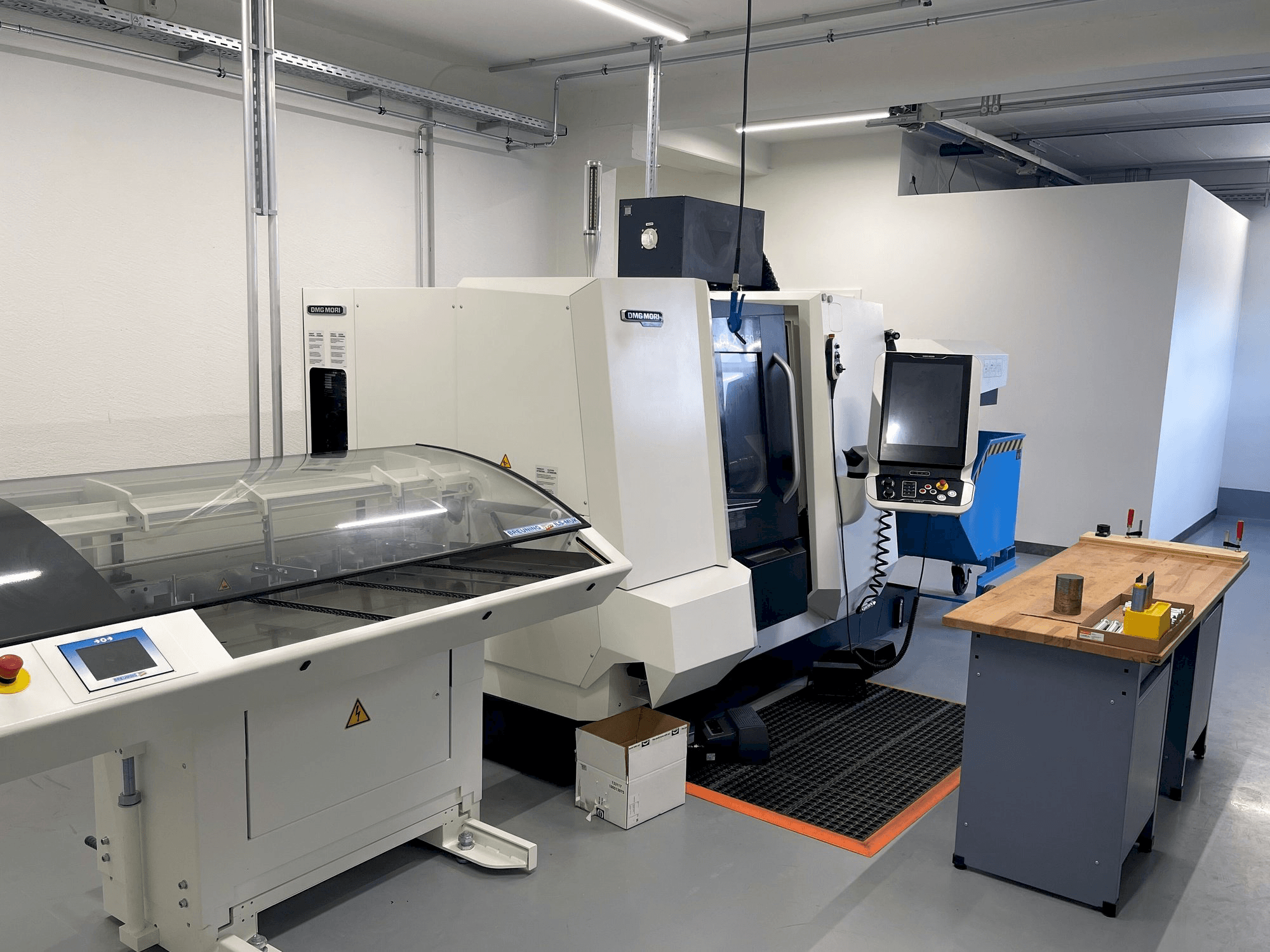 Čelní pohled na DMG Mori Seiki CLX 350 V6 stroj