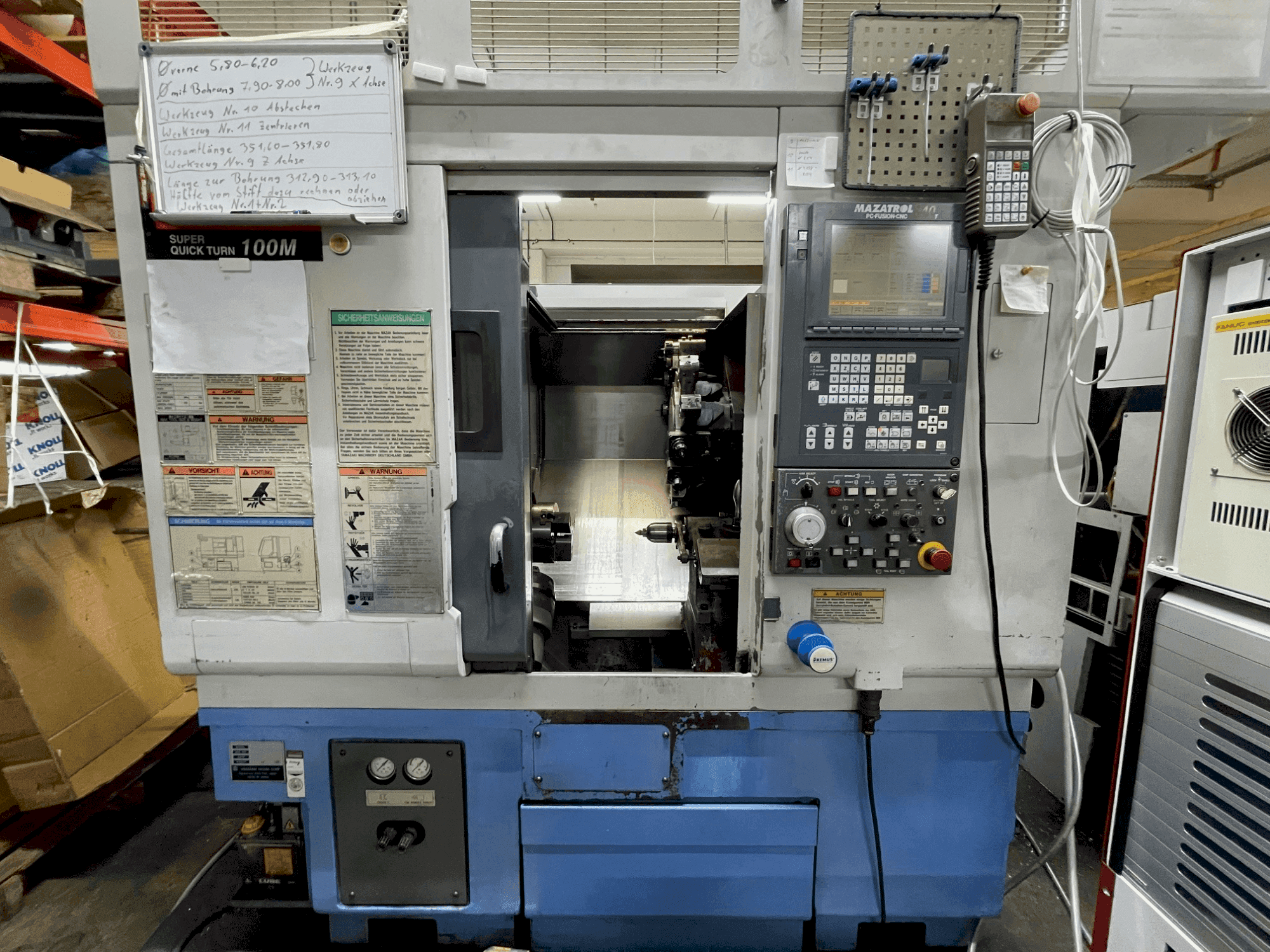 Čelní pohled na Mazak SQT 100M stroj