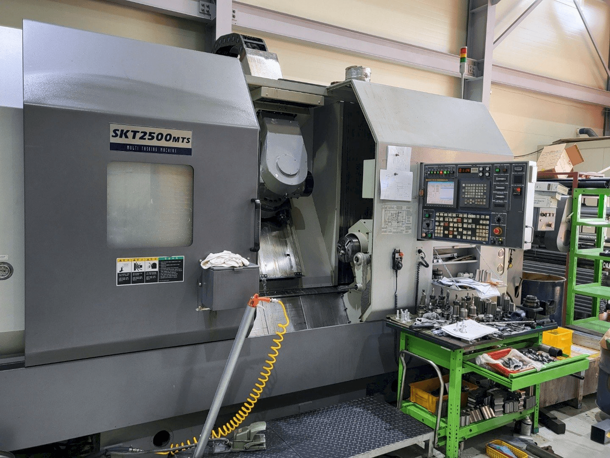 Čelní pohled na Hyundai Wia SKT2500MTS stroj