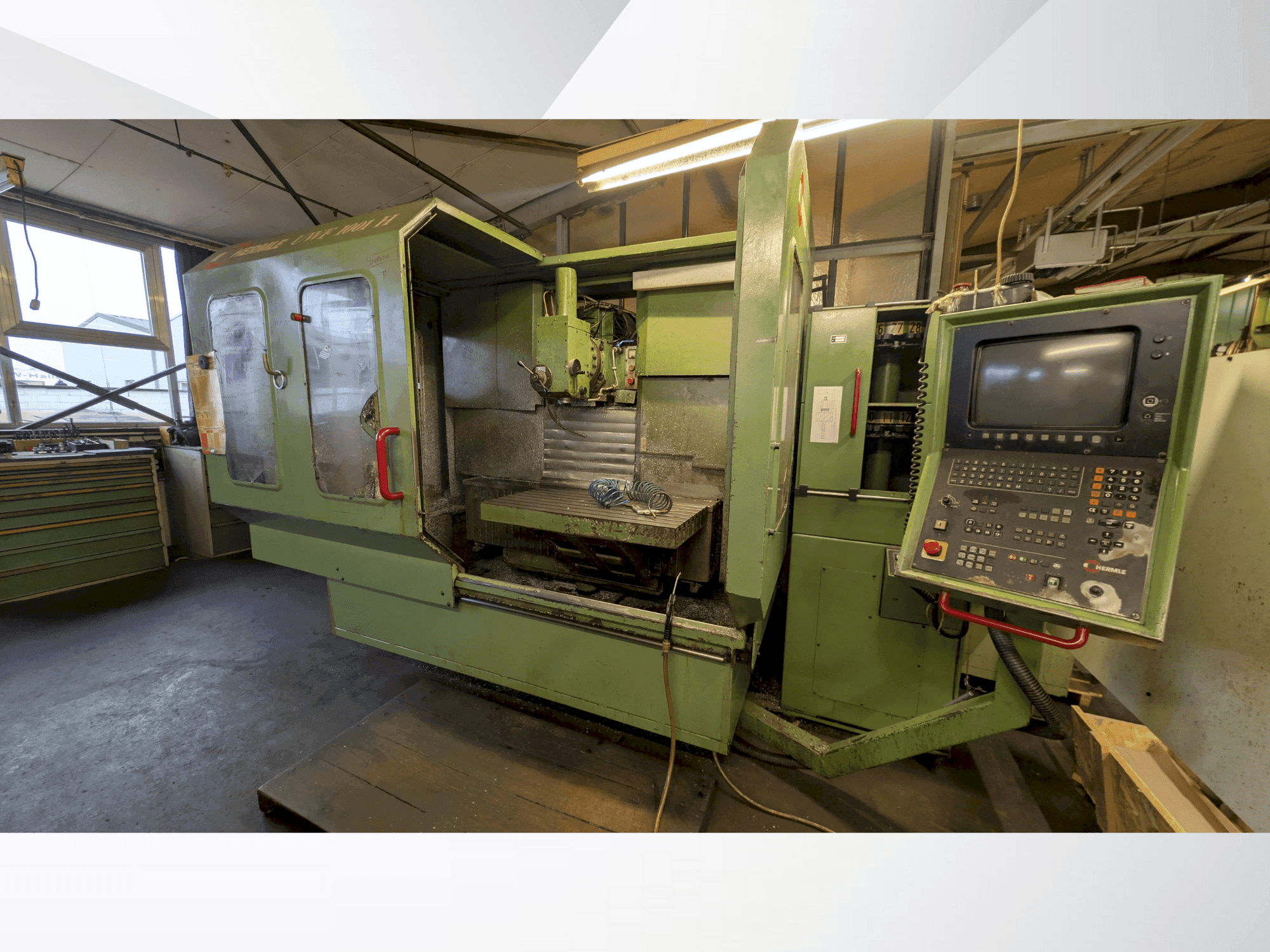 Čelní pohled na HERMLE 1001 stroj