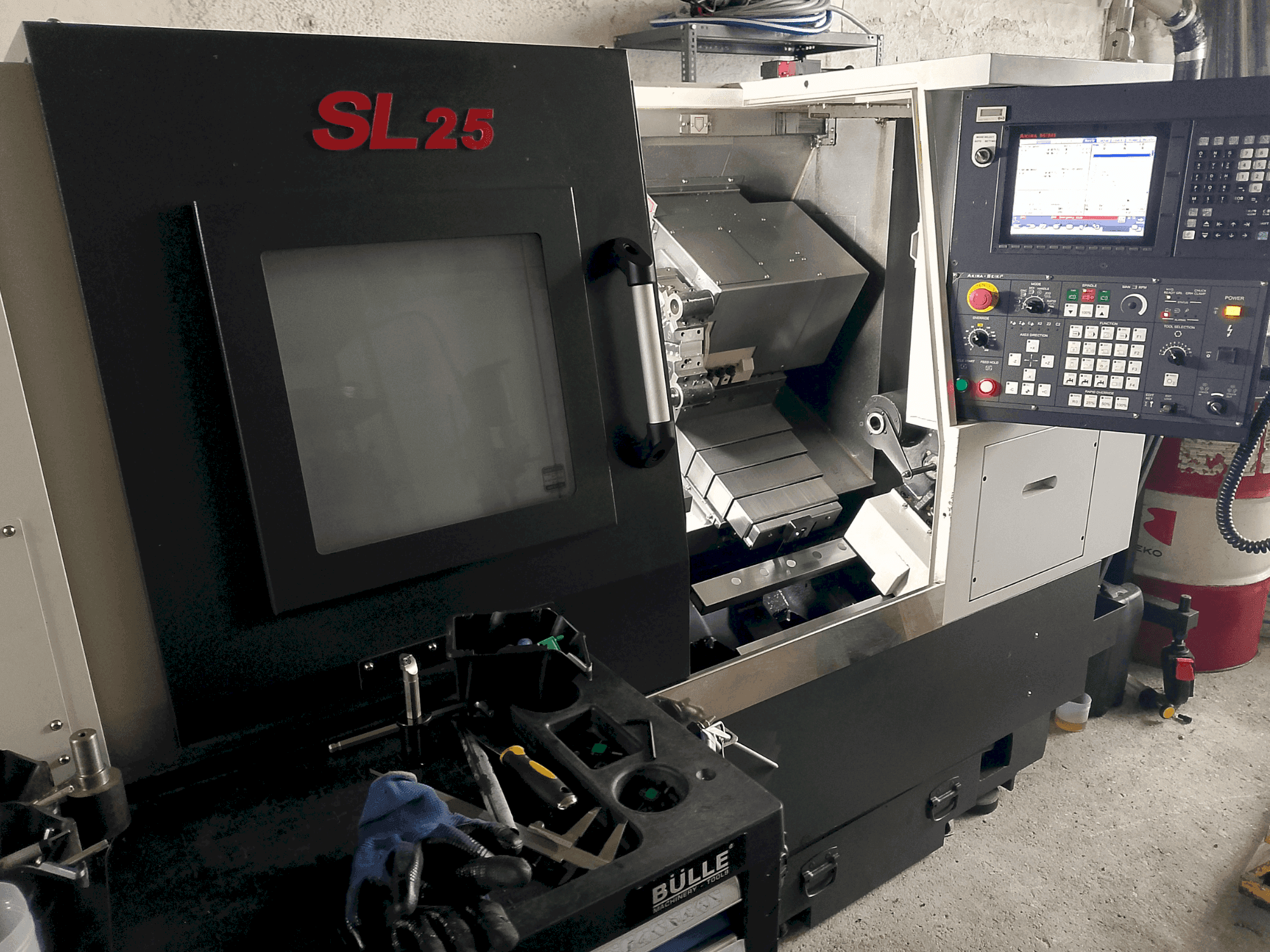 Čelní pohled na Akira Seiki SL 25 stroj