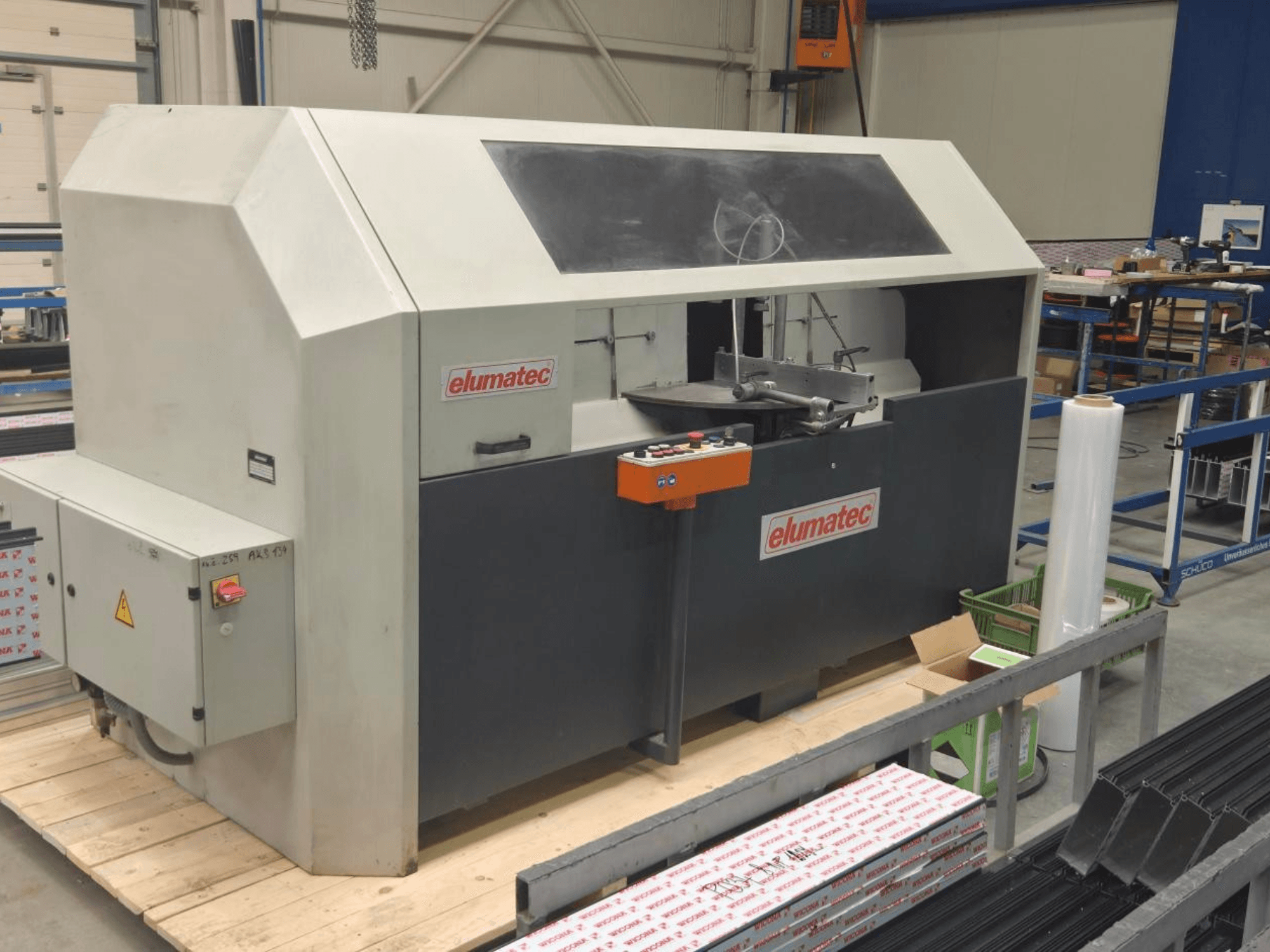 Kotoučová pila na kov Elumatec AKS 134, pohled zepředu, ovládací panel a řezná plocha na dřevěné plošině.